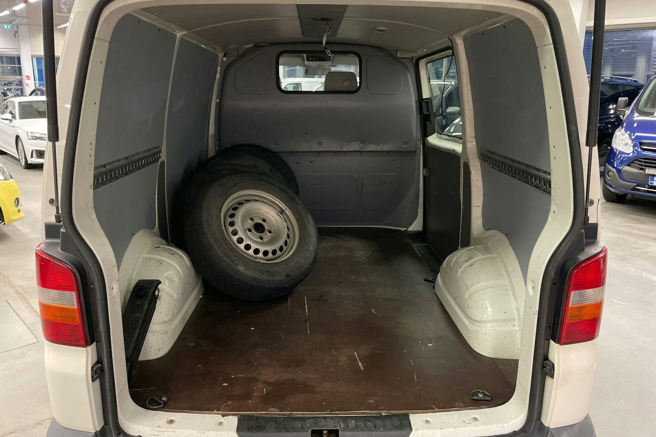 valkoinen Volkswagen Transporter 2005 kuva 14.