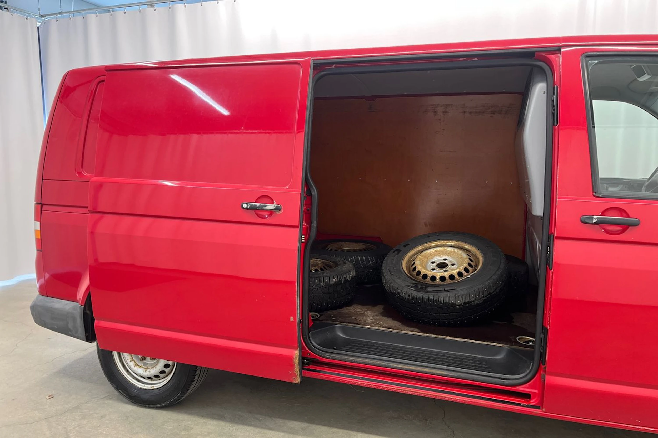 punainen Volkswagen Transporter 2005 kuva 17.