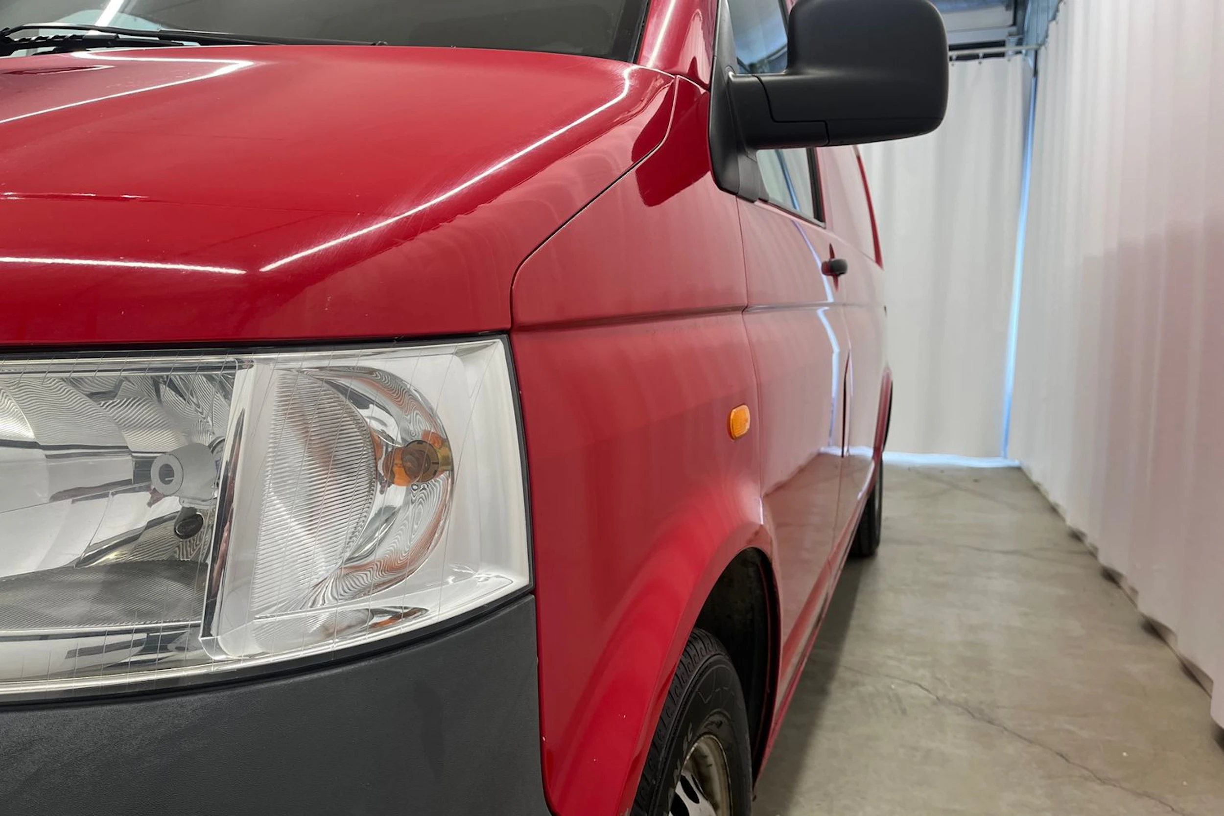 punainen Volkswagen Transporter 2005 kuva 21.