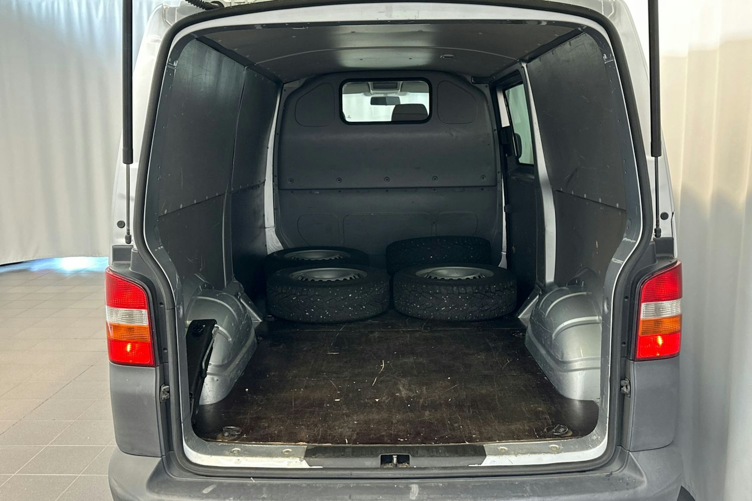 harmaa Volkswagen Transporter 2005 kuva 21.