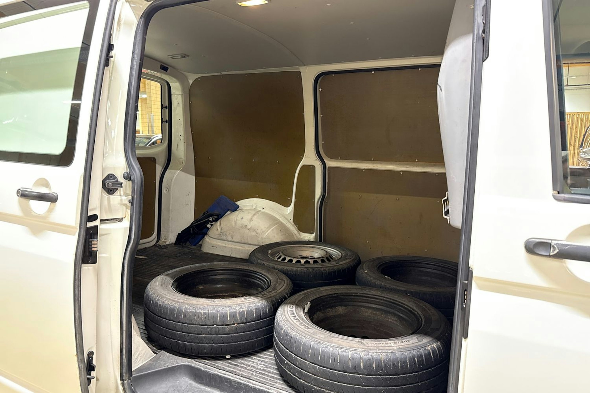 Valkoinen Volkswagen TRANSPORTER 2005 kuva 17.