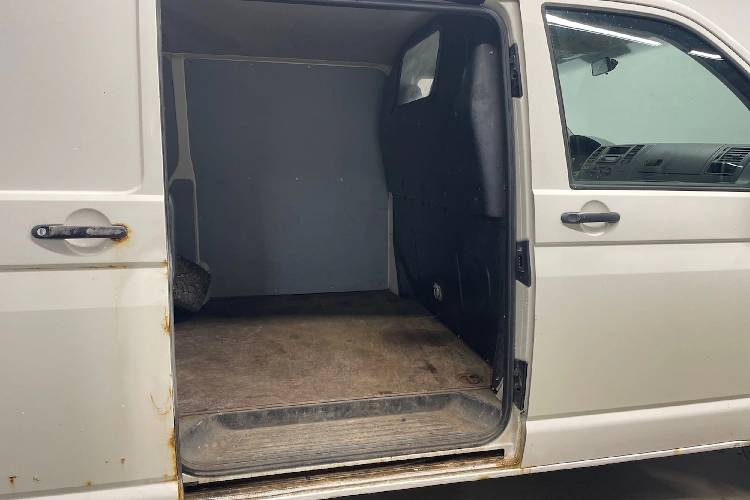 valkoinen Volkswagen Transporter 2006 kuva 18.