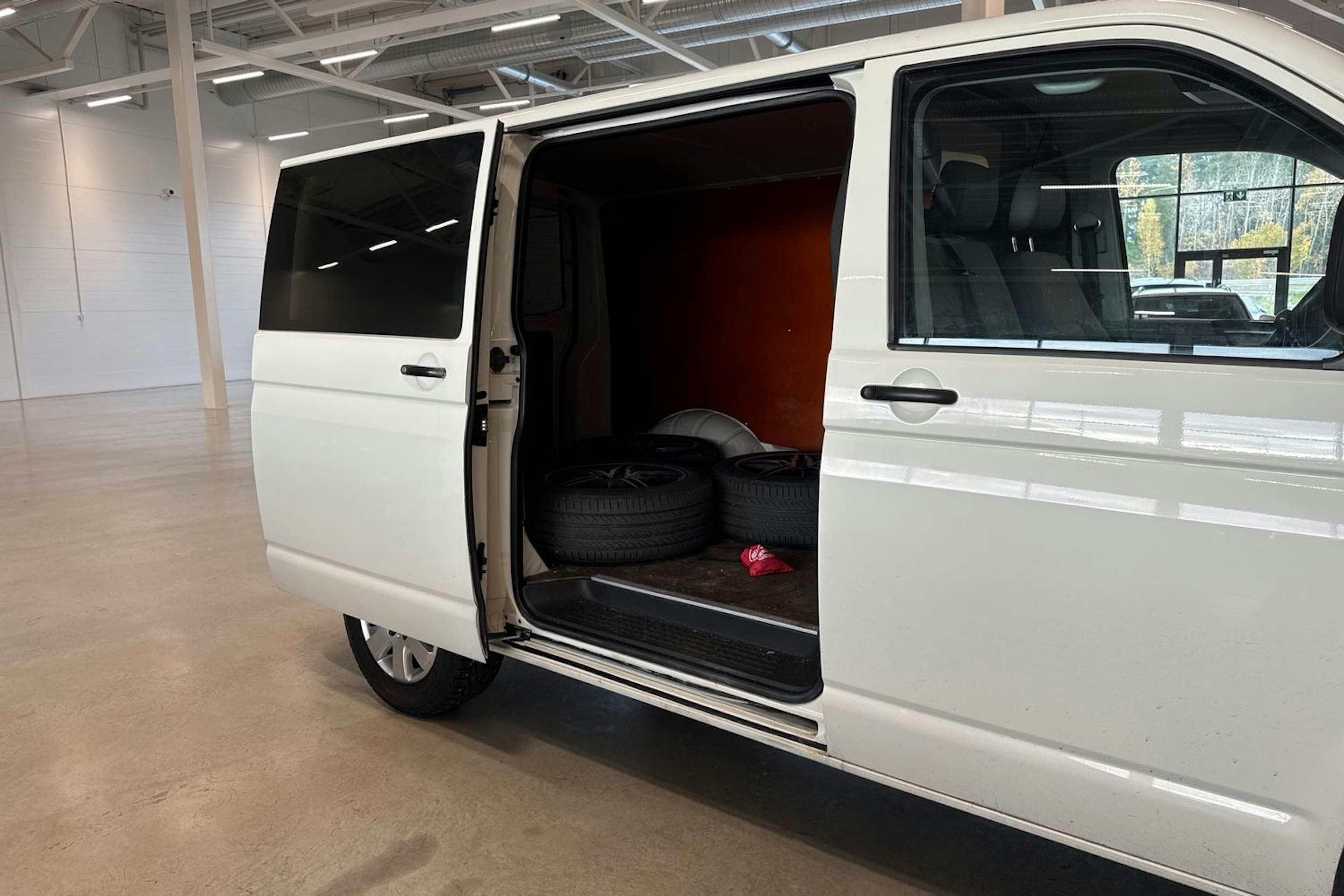 valkoinen Volkswagen Transporter 2006 kuva 14.