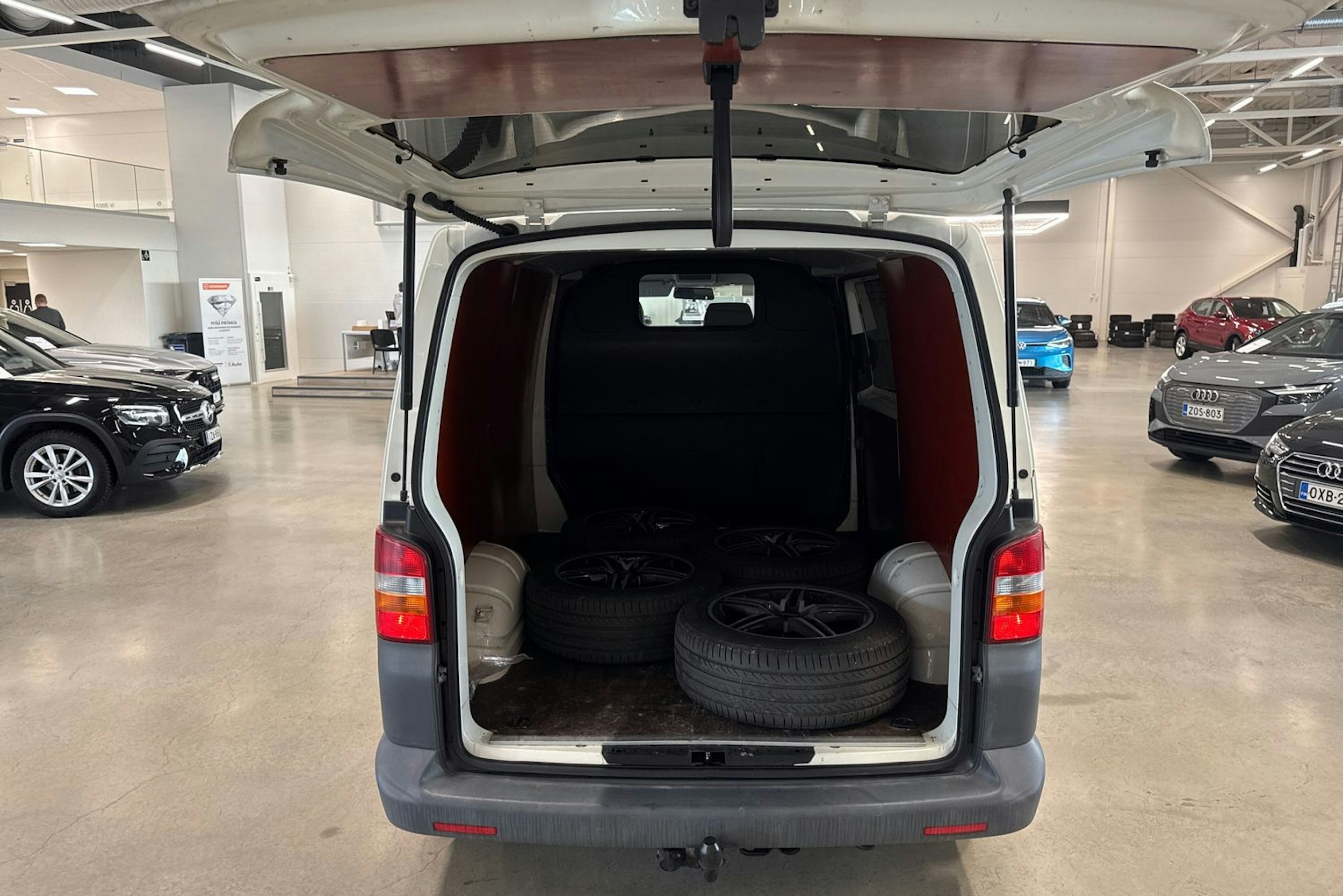valkoinen Volkswagen Transporter 2006 kuva 16.