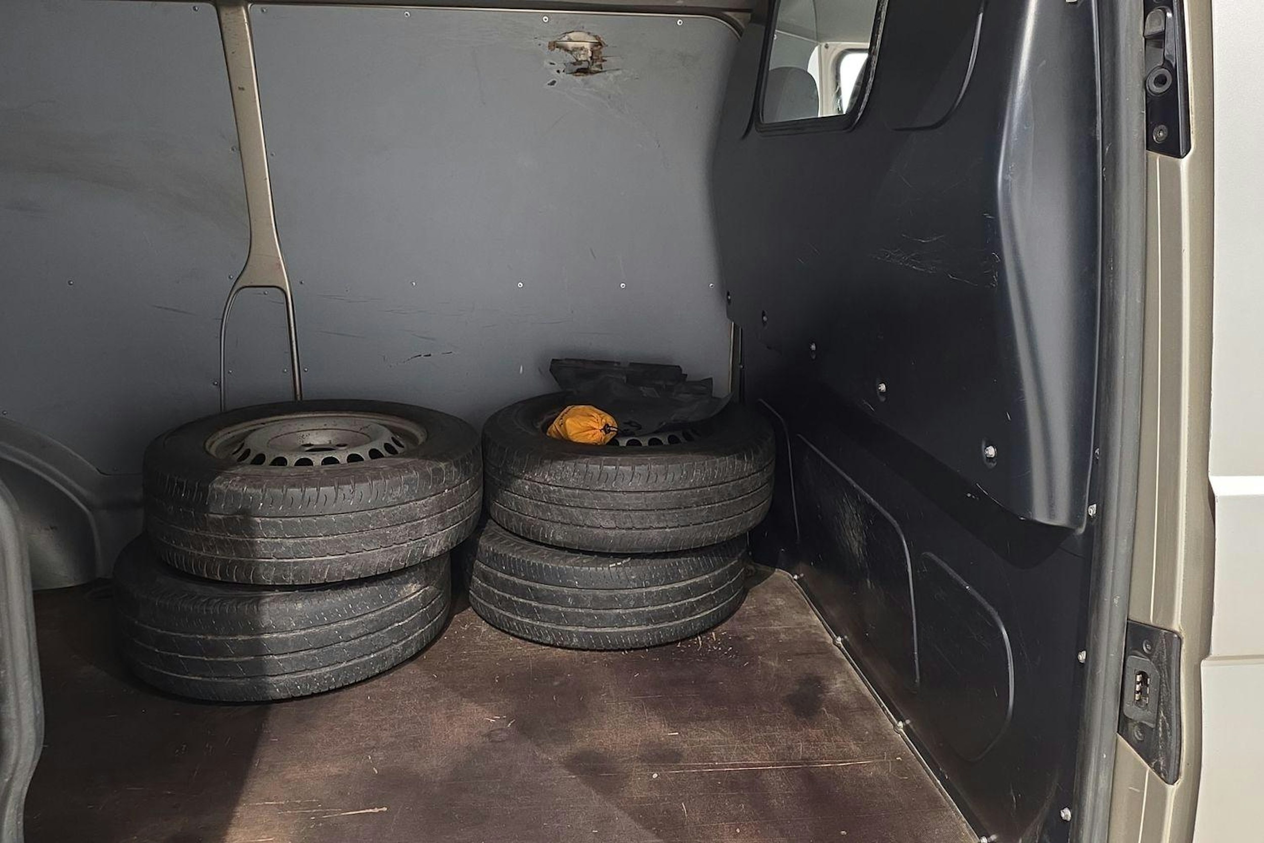 met. ruskea (beige) Volkswagen Transporter 2008 kuva 11.