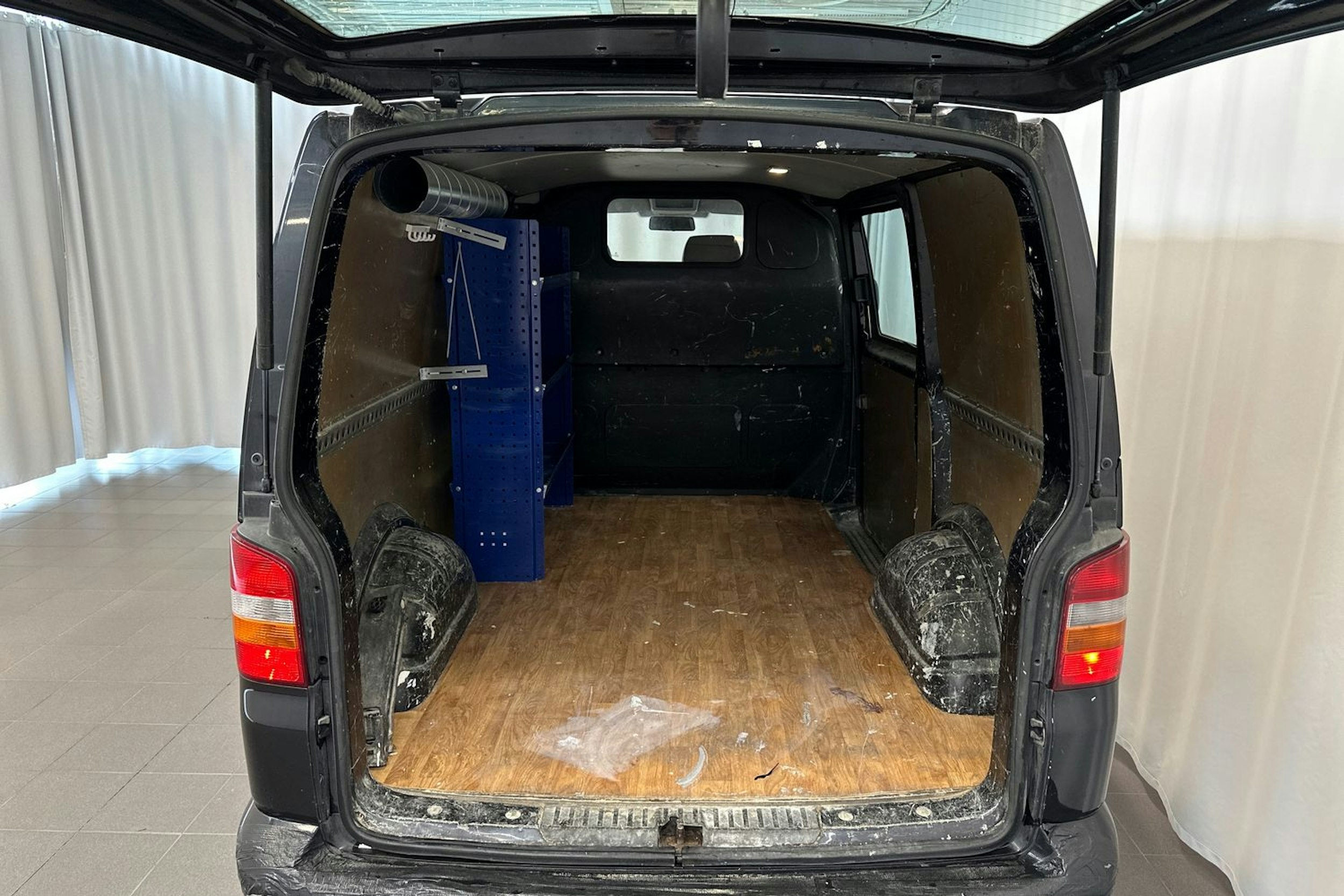 Musta Volkswagen Transporter 2007 kuva 11.