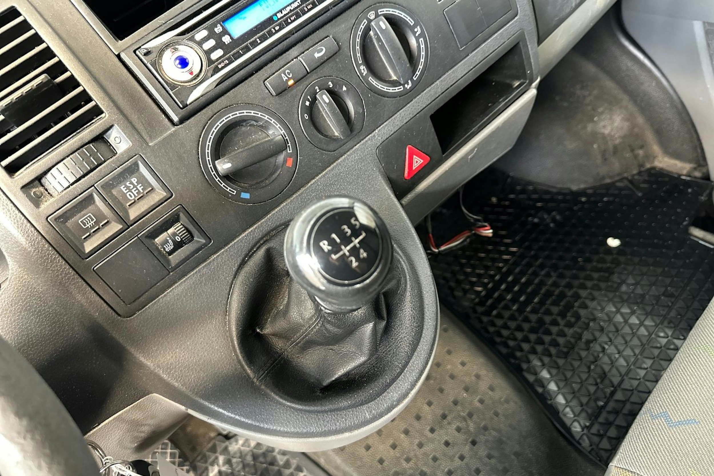 Musta Volkswagen Transporter 2007 kuva 16.