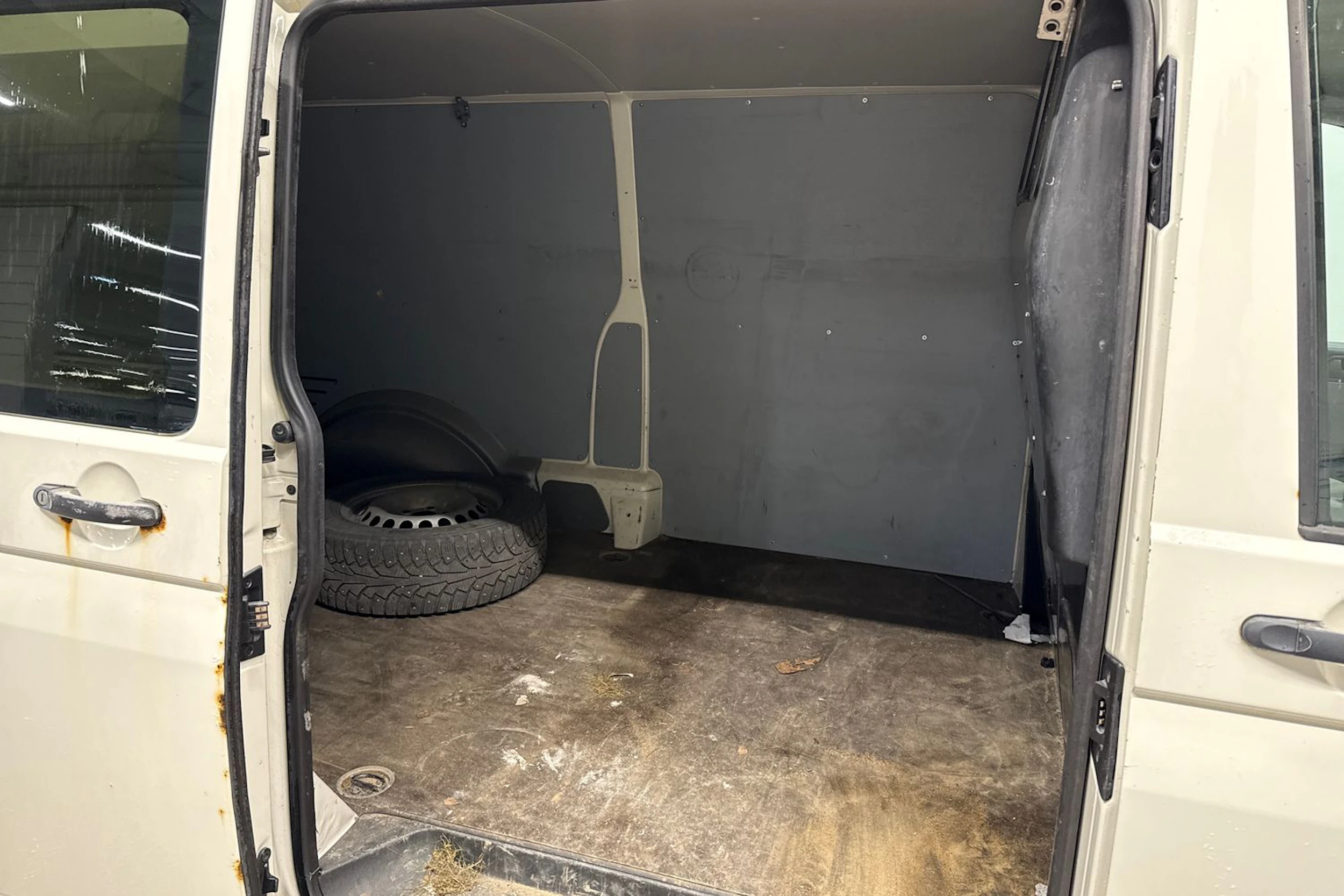 valkoinen Volkswagen Transporter 2007 kuva 13.