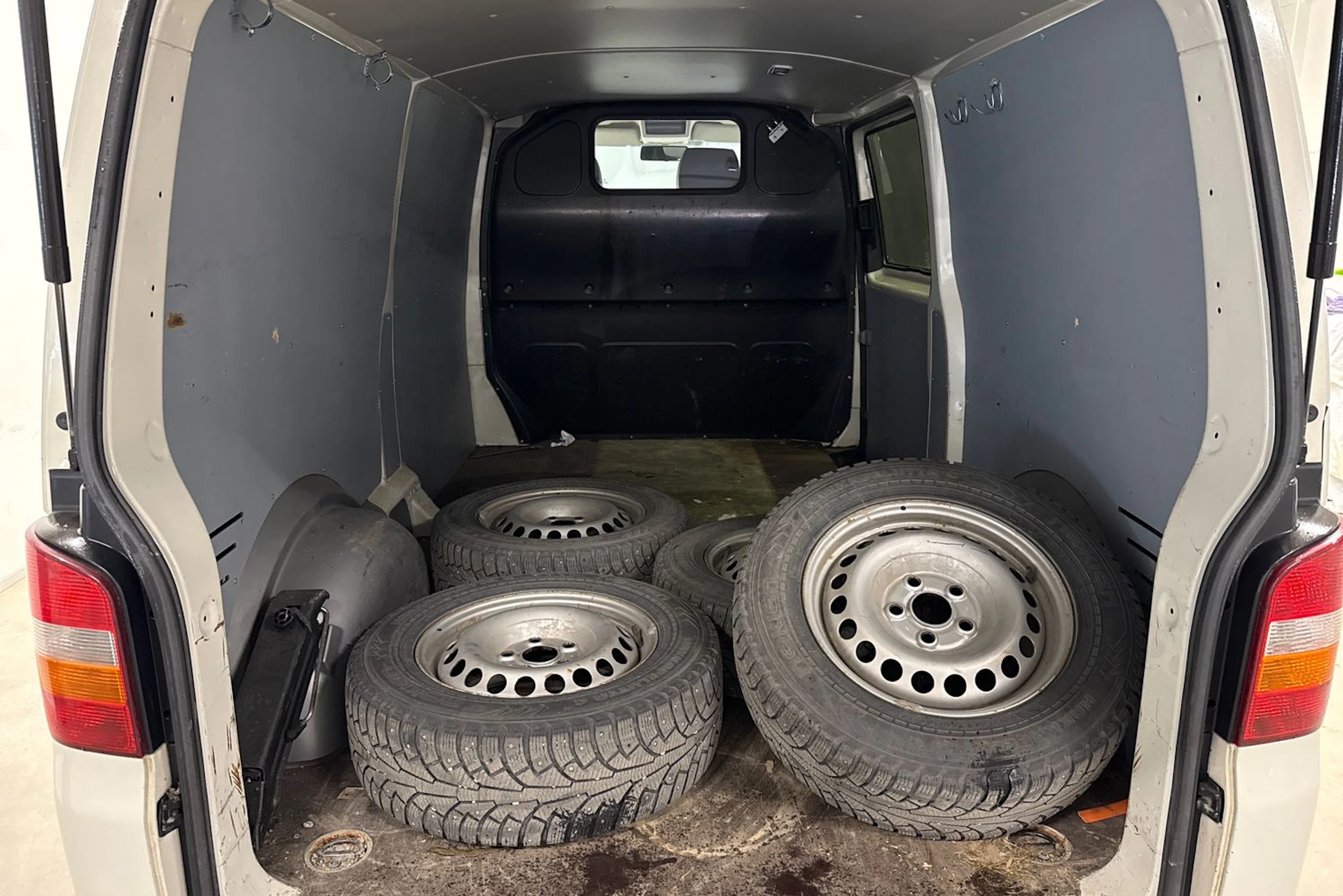 valkoinen Volkswagen Transporter 2007 kuva 15.