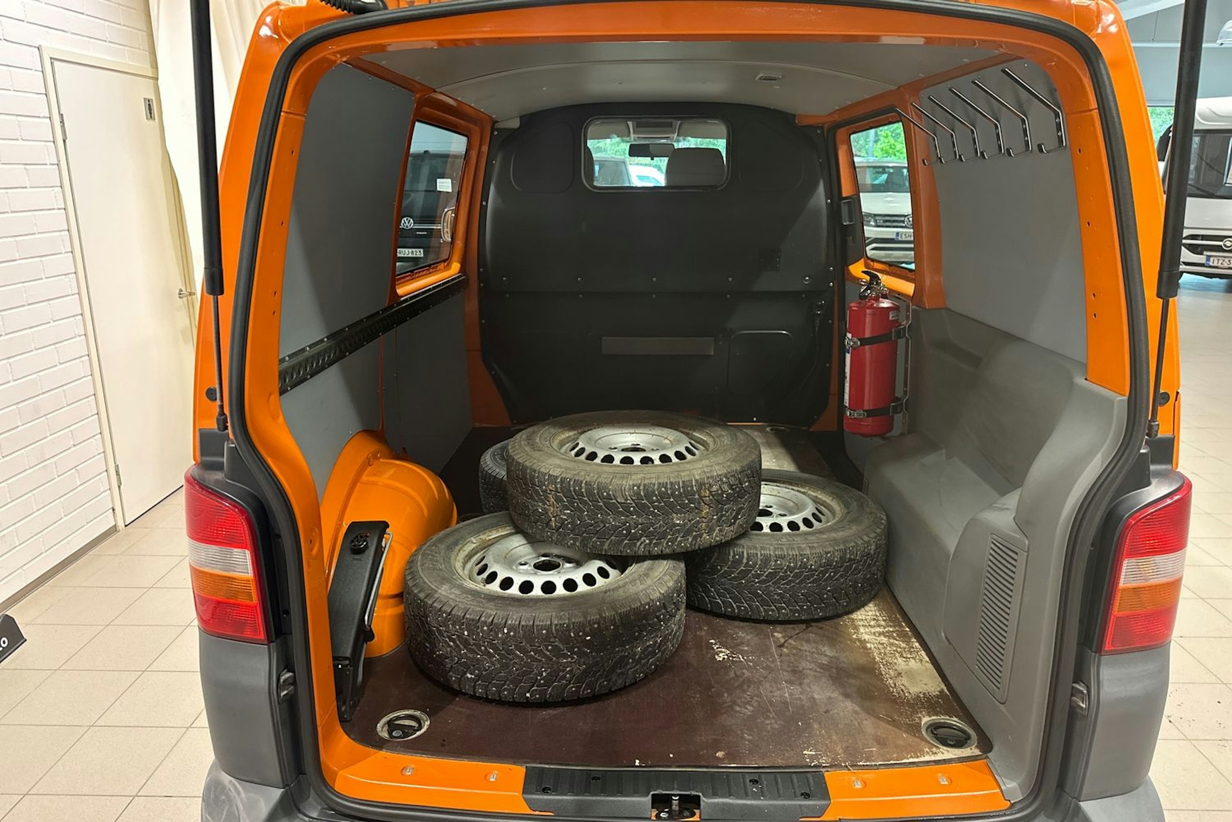 oranssi Volkswagen Transporter 2007 kuva 14.