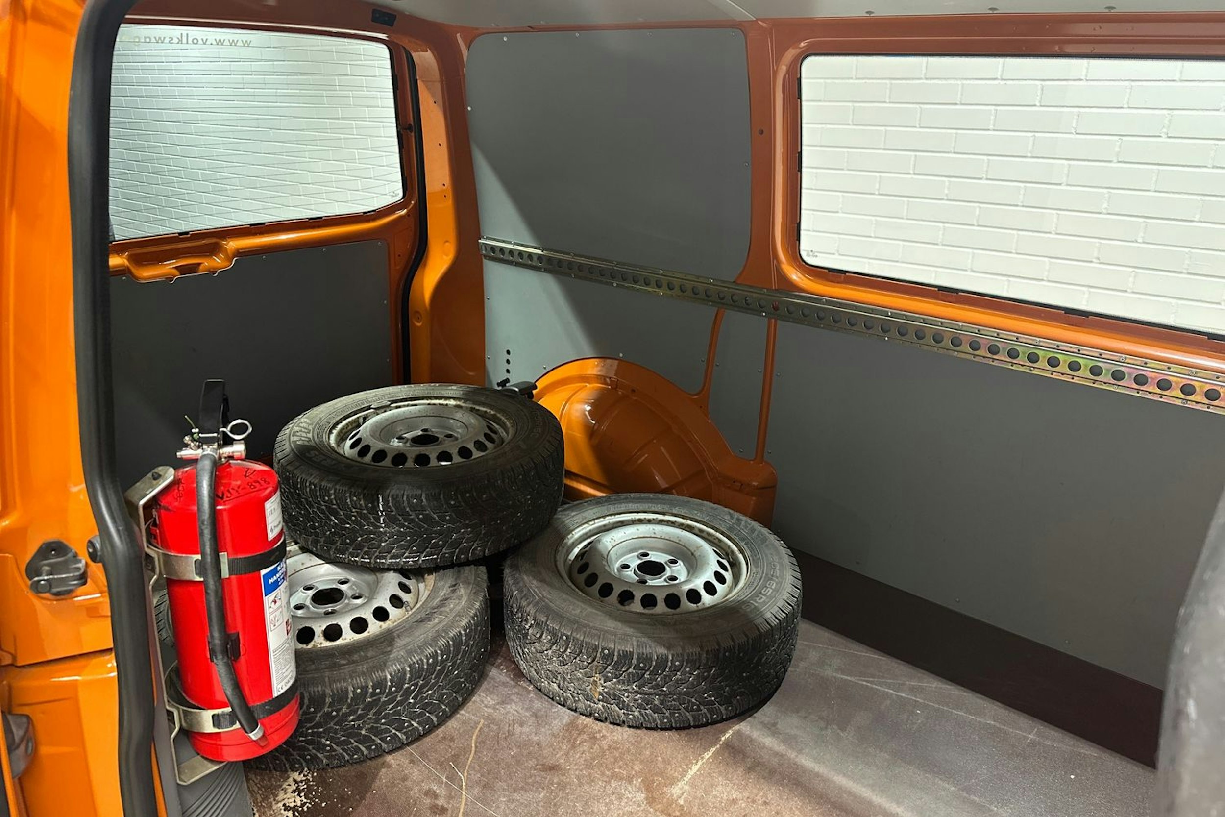 oranssi Volkswagen Transporter 2007 kuva 15.