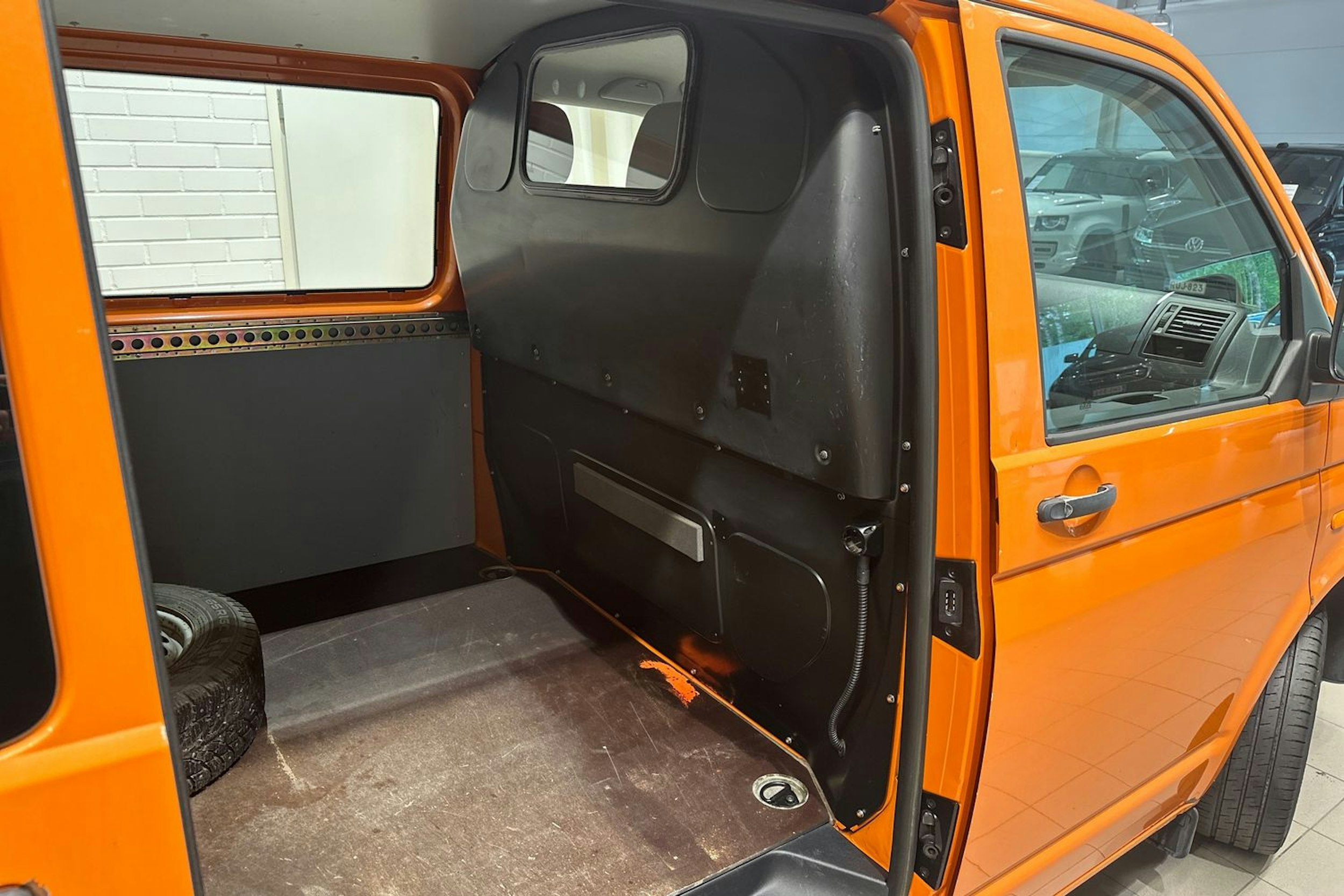 oranssi Volkswagen Transporter 2007 kuva 16.