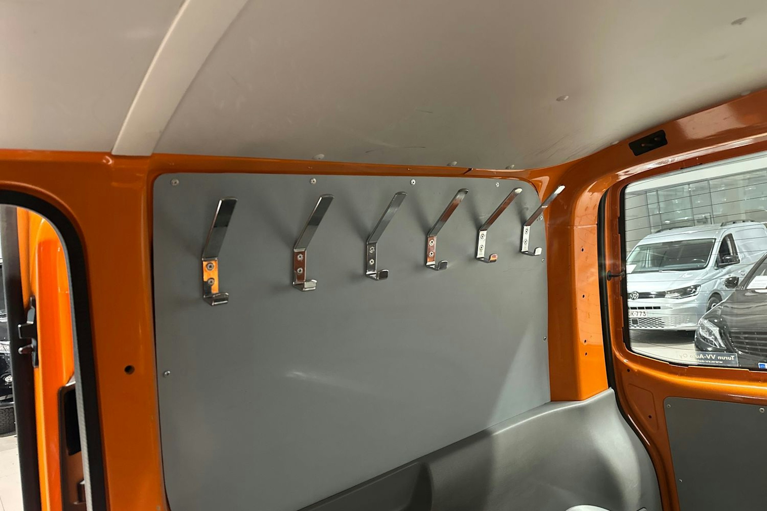 oranssi Volkswagen Transporter 2007 kuva 18.