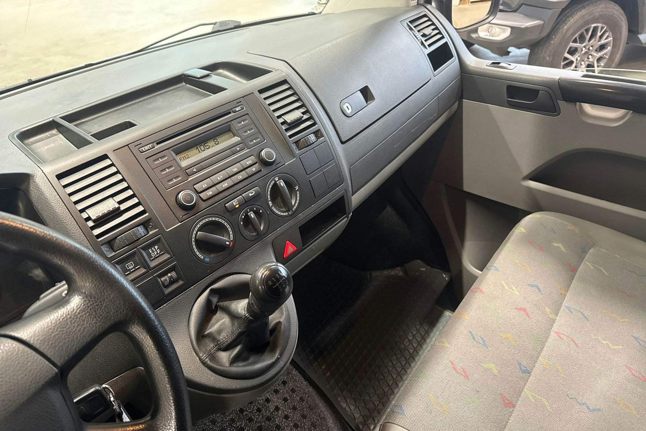 Harmaa Volkswagen Transporter 2008 kuva 16.