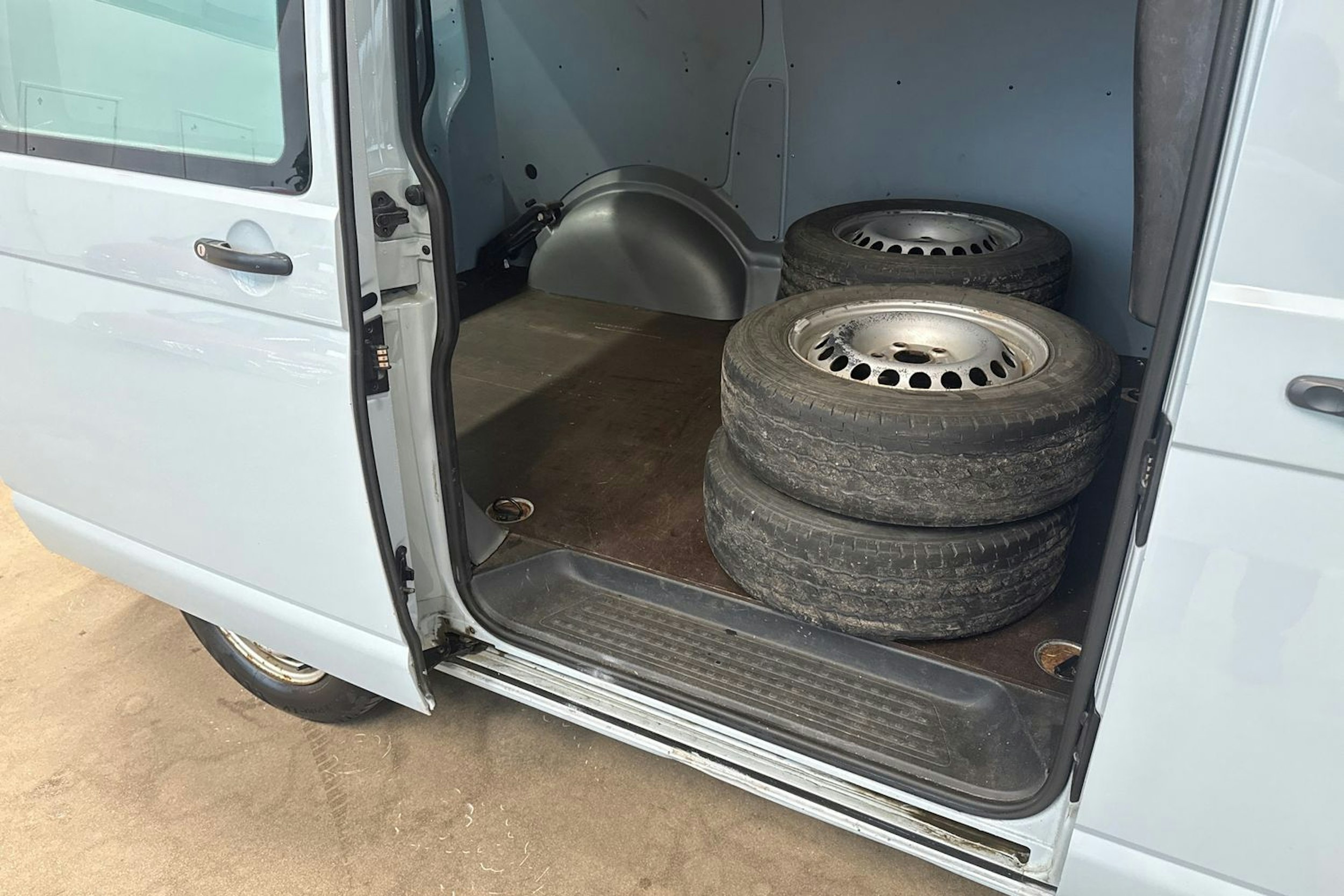 Harmaa Volkswagen Transporter 2008 kuva 17.