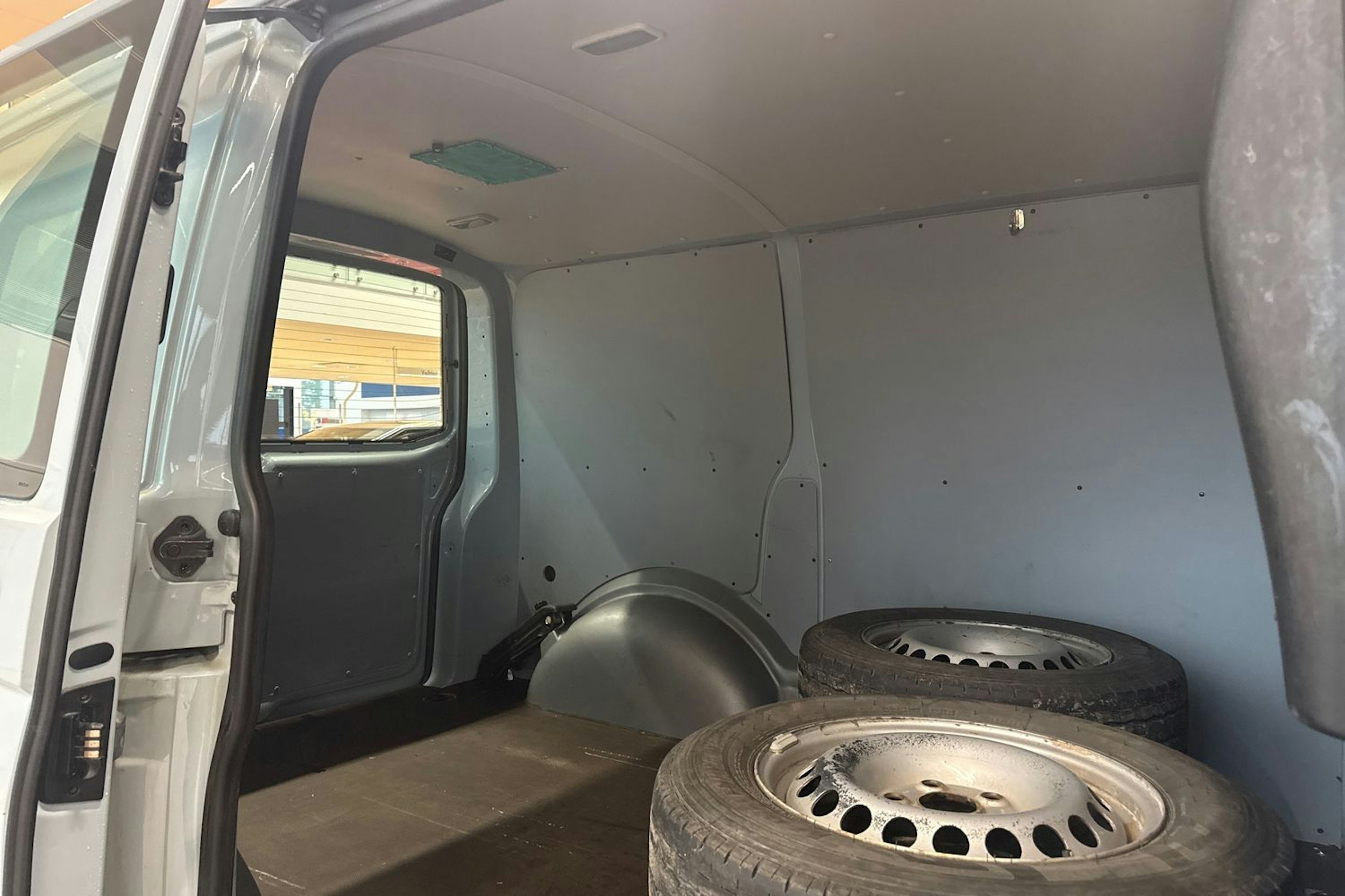 Harmaa Volkswagen Transporter 2008 kuva 18.