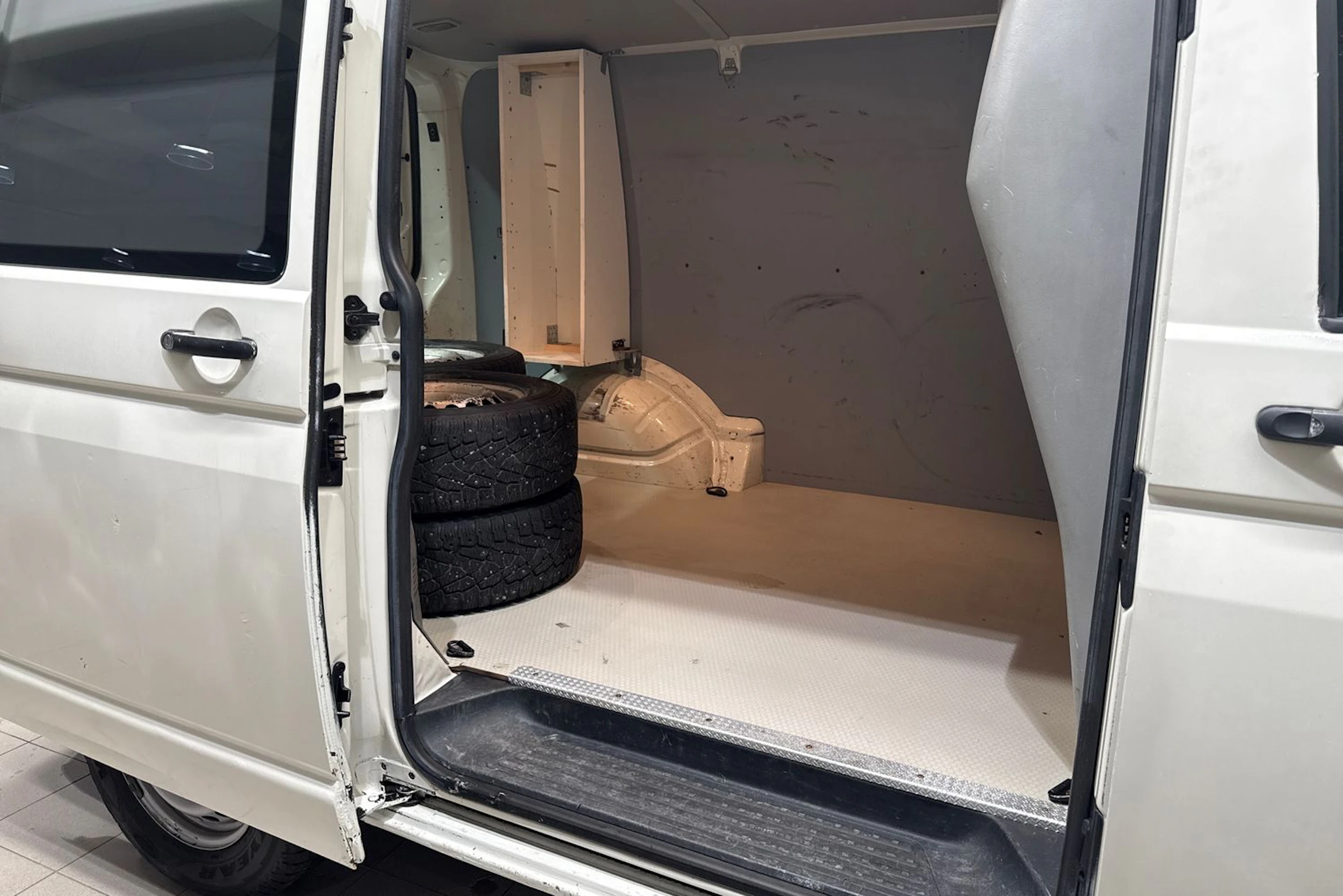 valkoinen Volkswagen Transporter 2008 kuva 17.