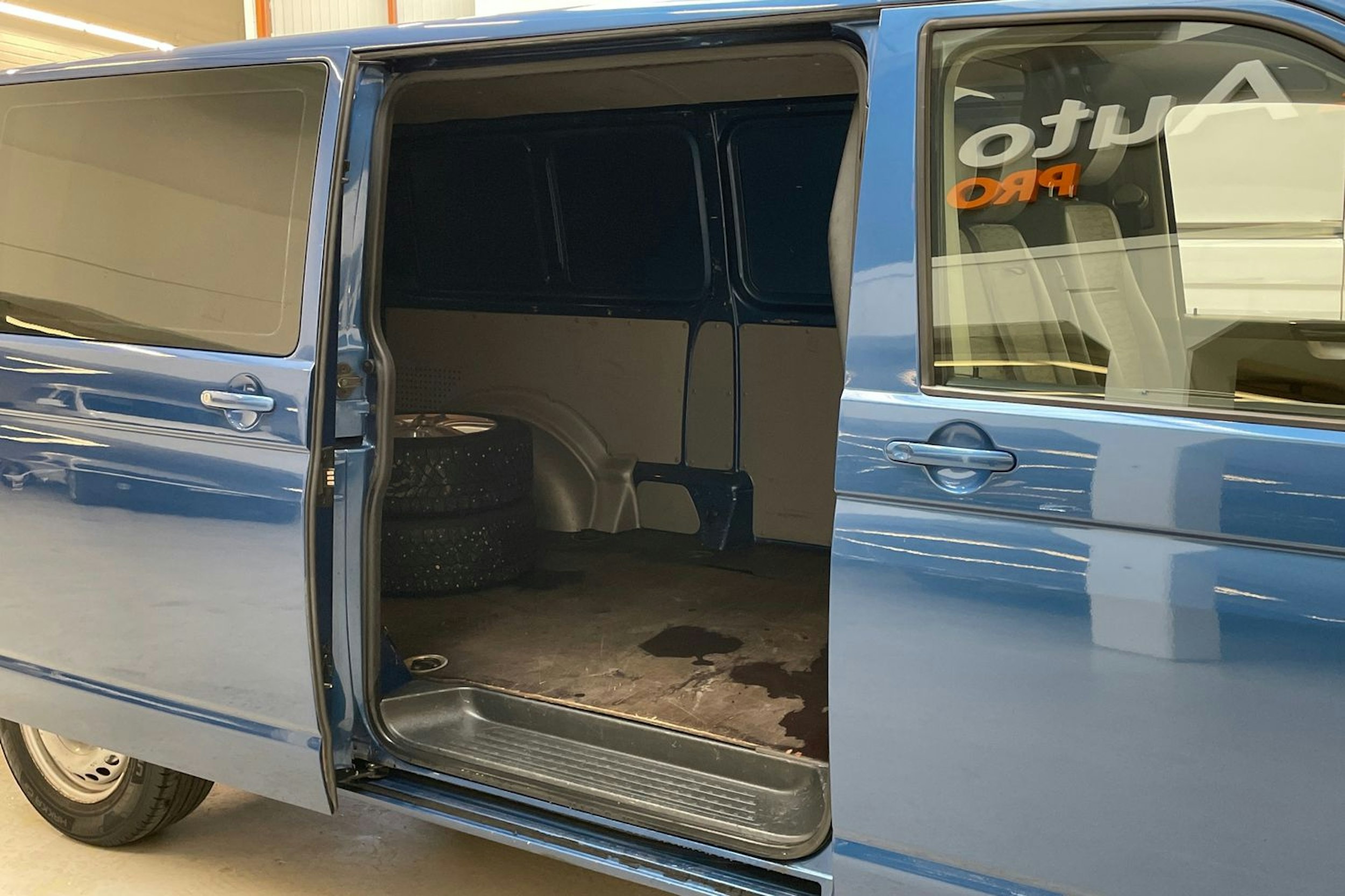 sininen Volkswagen Transporter 2009 kuva 13.