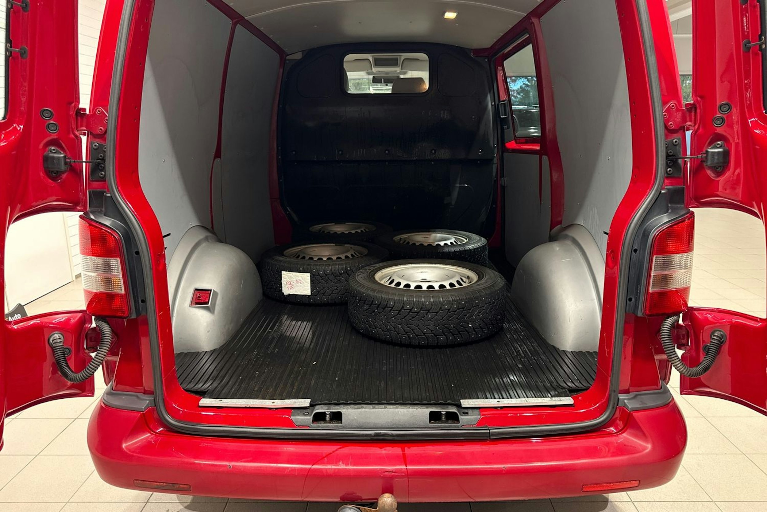 punainen Volkswagen Transporter 2009 kuva 15.