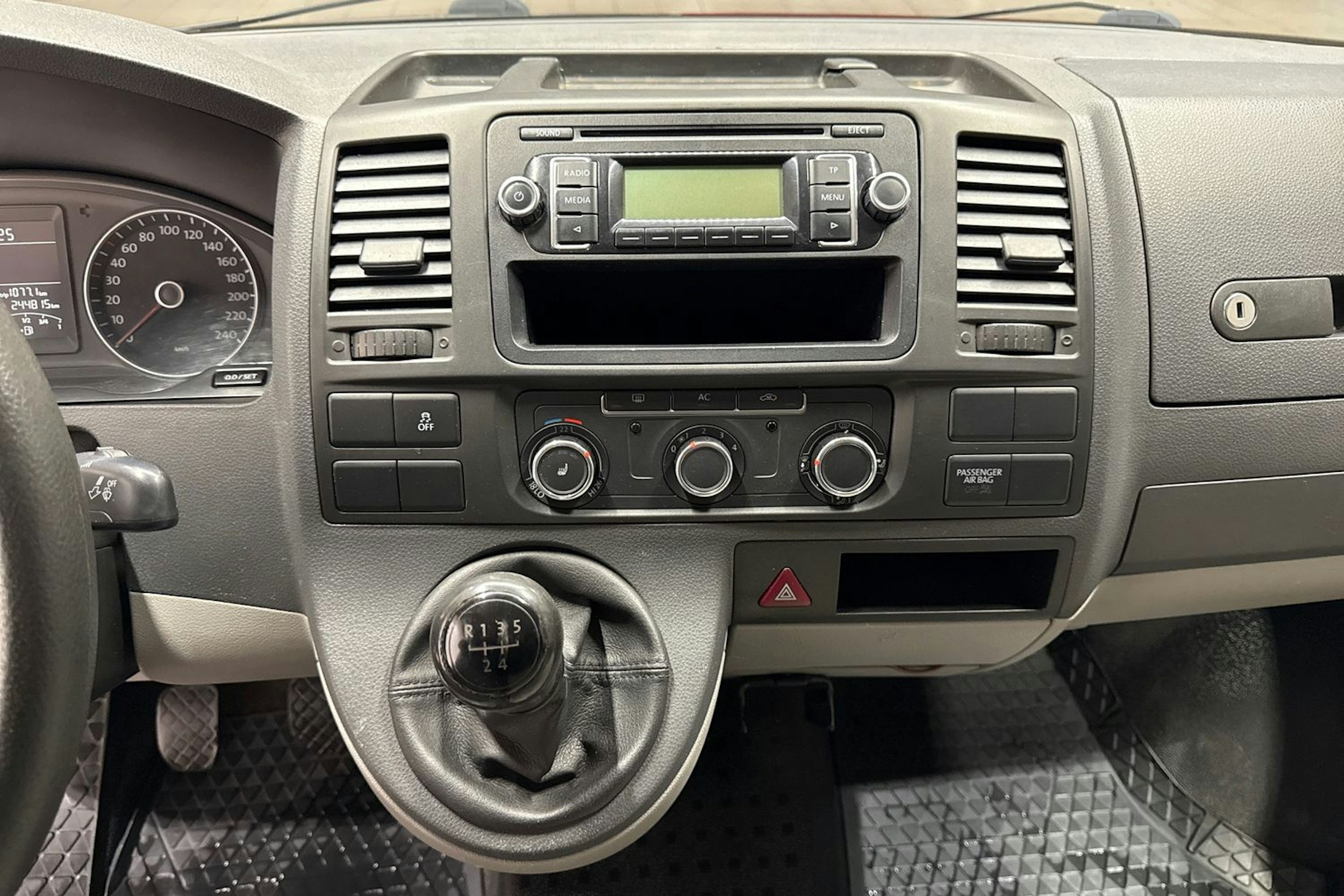 punainen Volkswagen Transporter 2009 kuva 19.