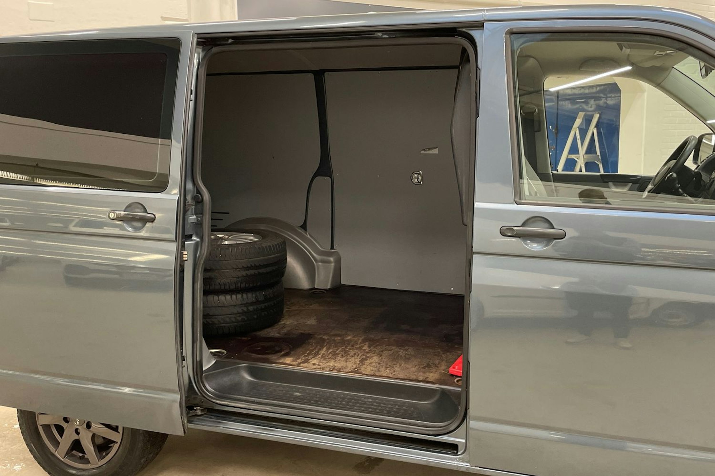 harmaa Volkswagen Transporter 2009 kuva 13.