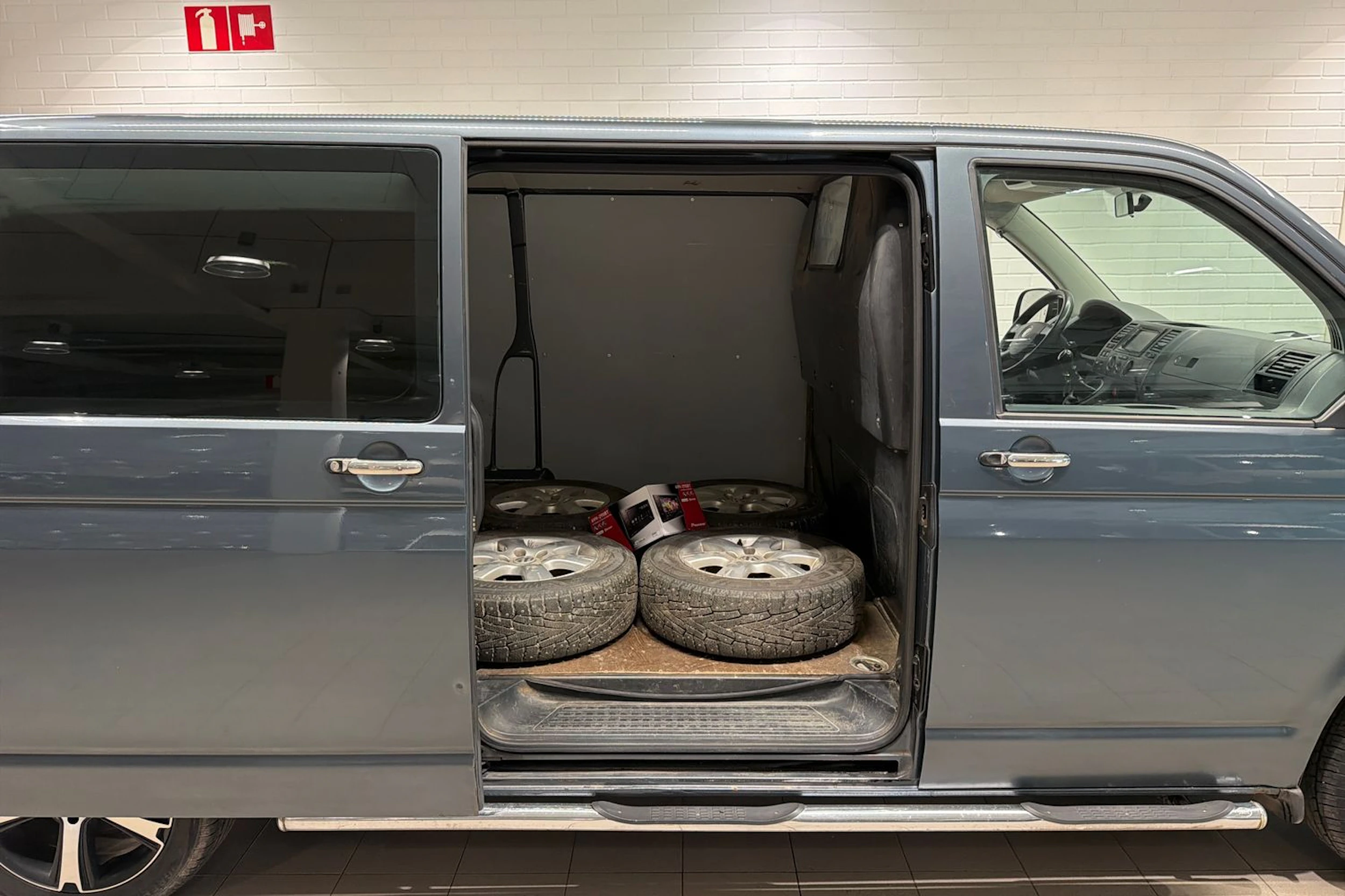 harmaa Volkswagen Transporter 2009 kuva 28.