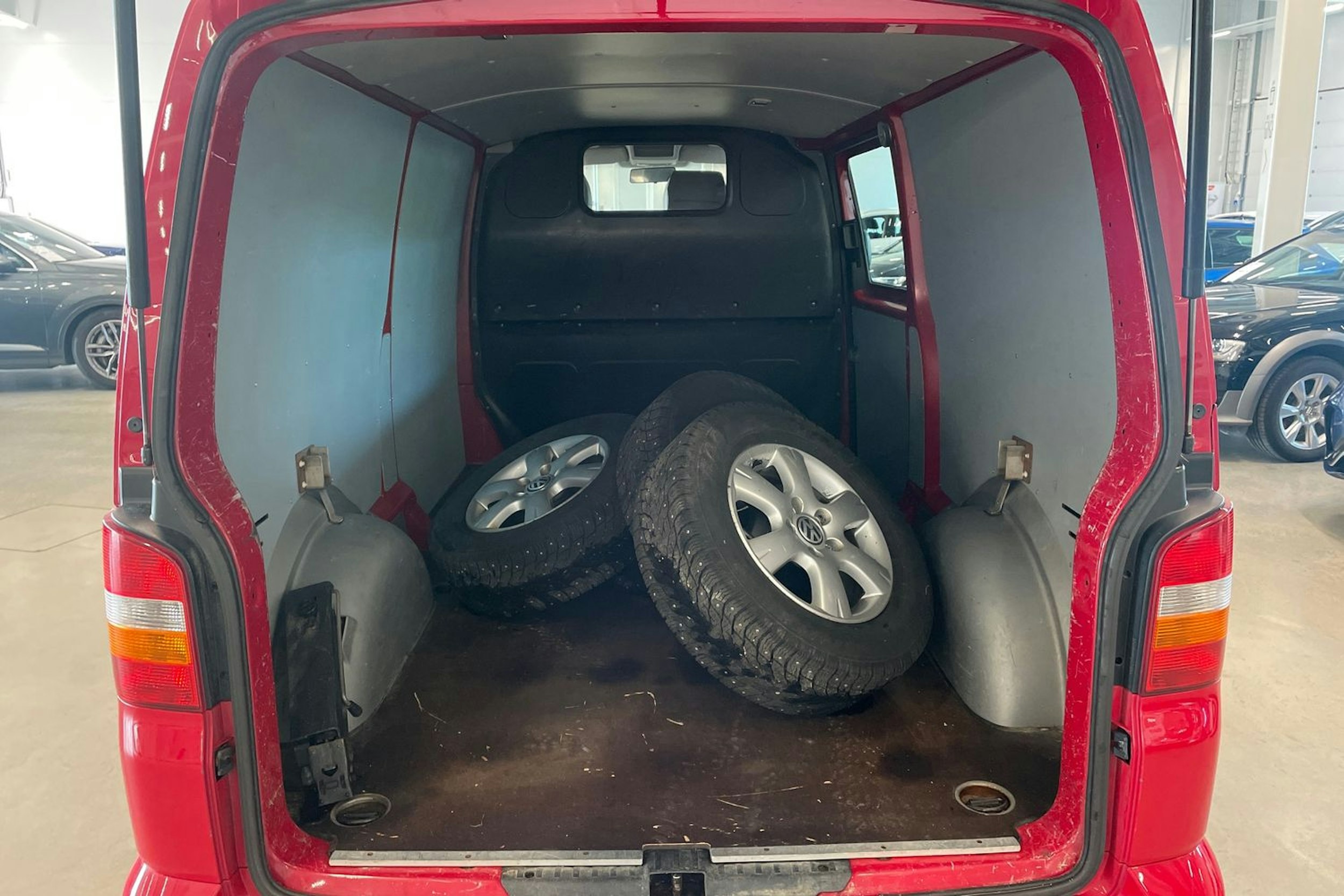 punainen Volkswagen Transporter 2009 kuva 10.