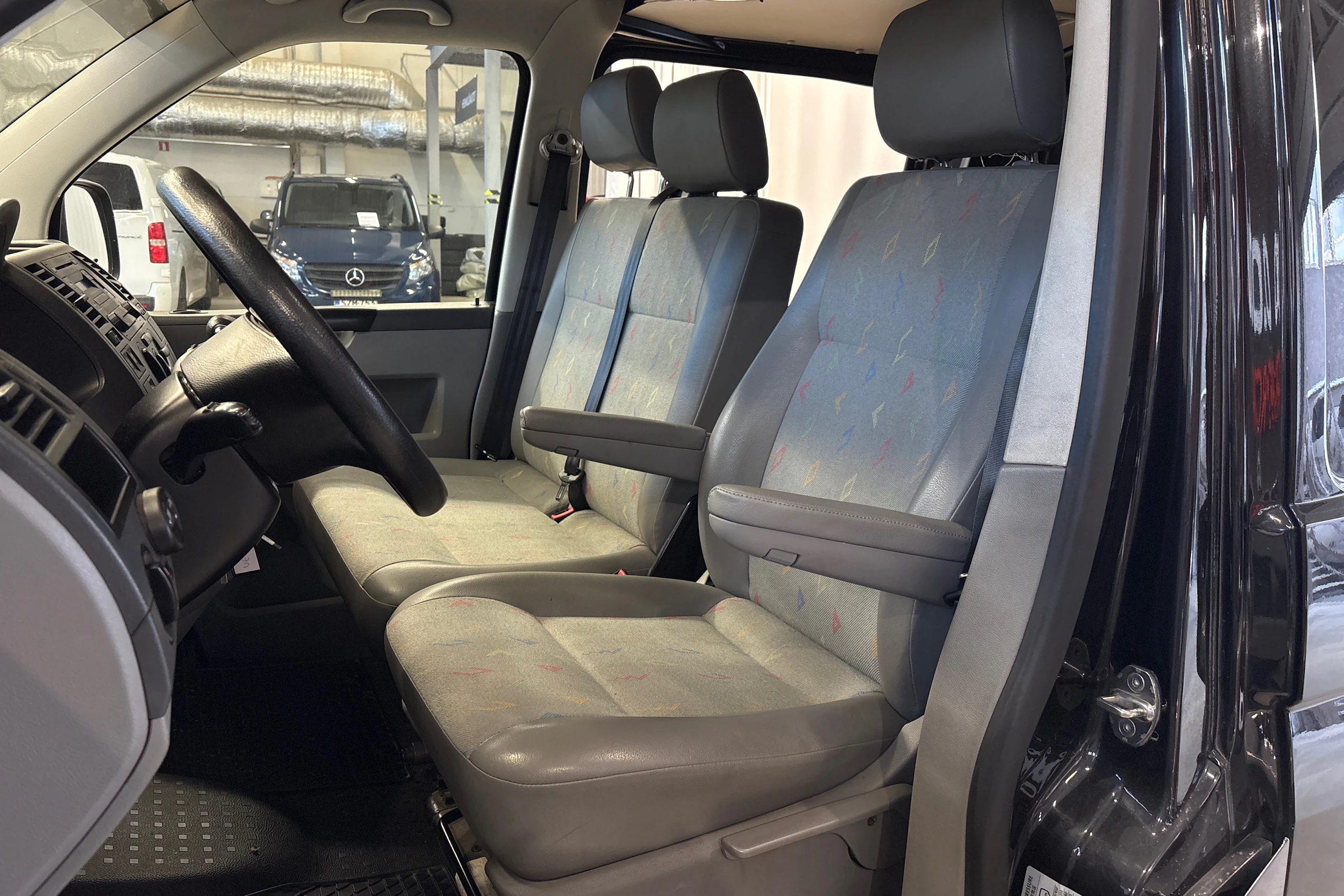 musta Volkswagen Transporter 2009 kuva 4.