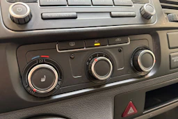 valkoinen Volkswagen Transporter 2010 kuva 15.