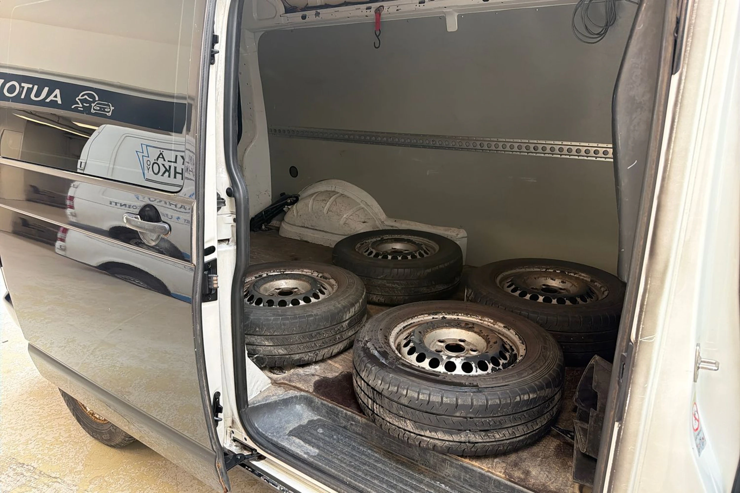 valkoinen Volkswagen Transporter 2010 kuva 18.