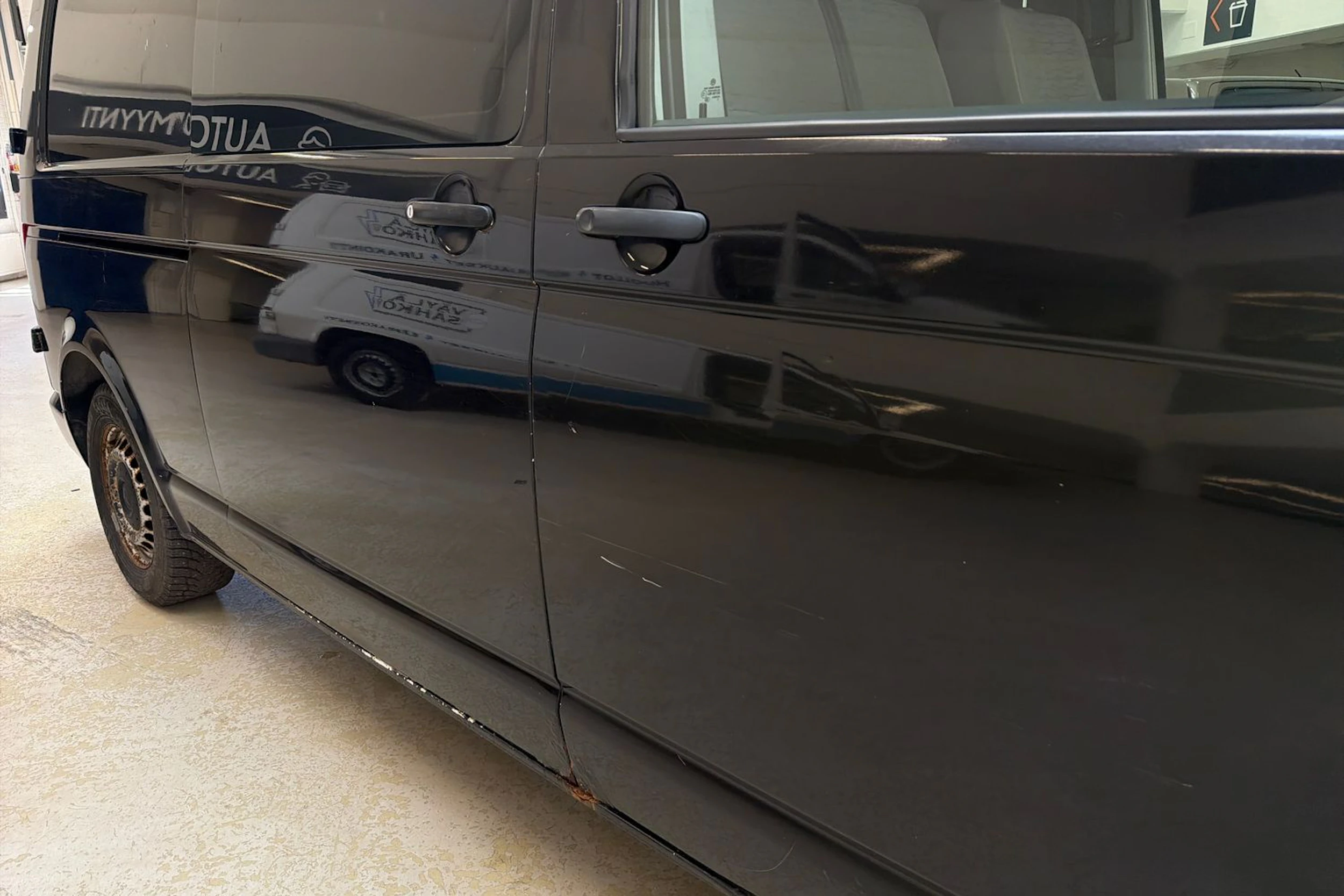 valkoinen Volkswagen Transporter 2010 kuva 28.