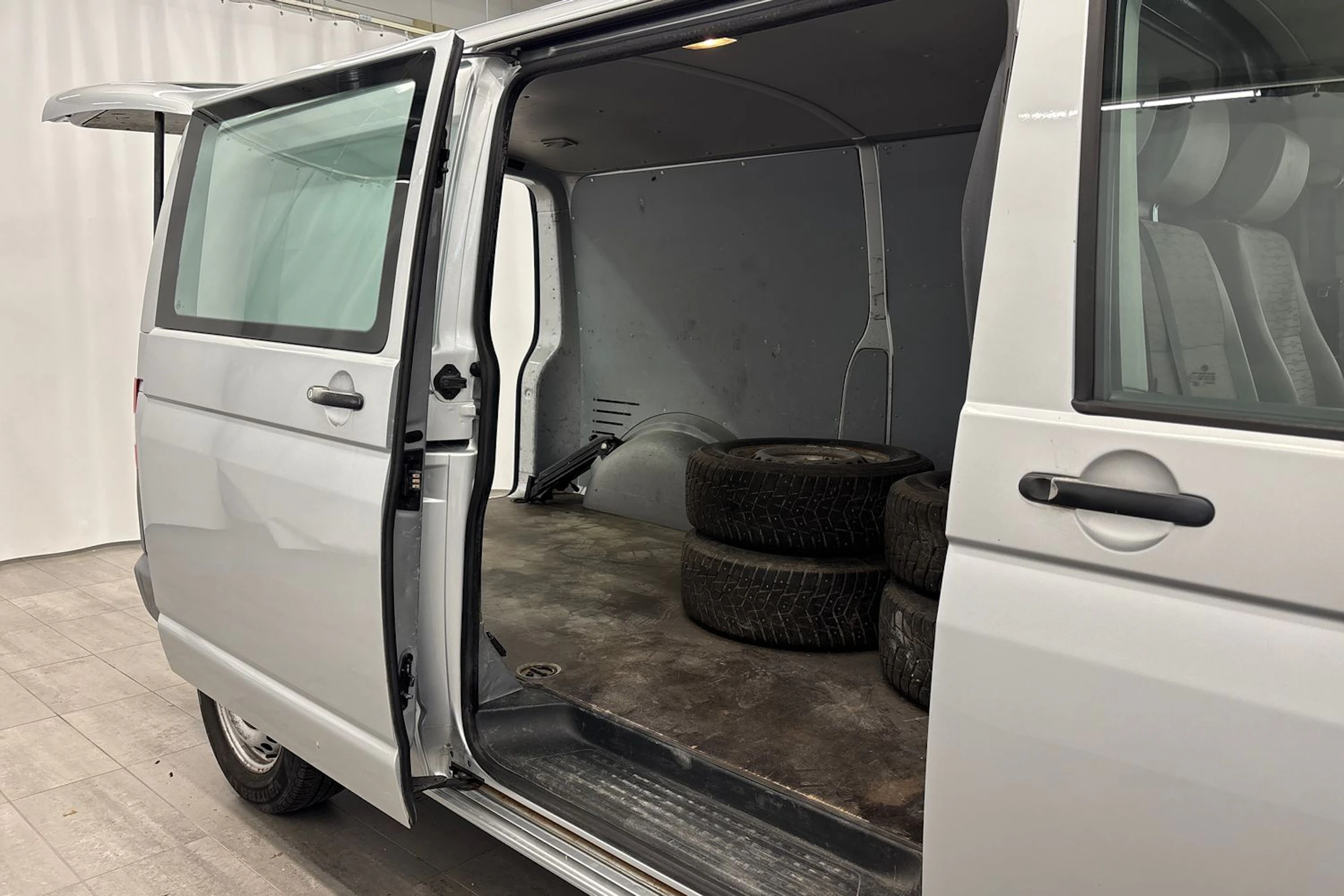 harmaa Volkswagen Transporter 2010 kuva 11.