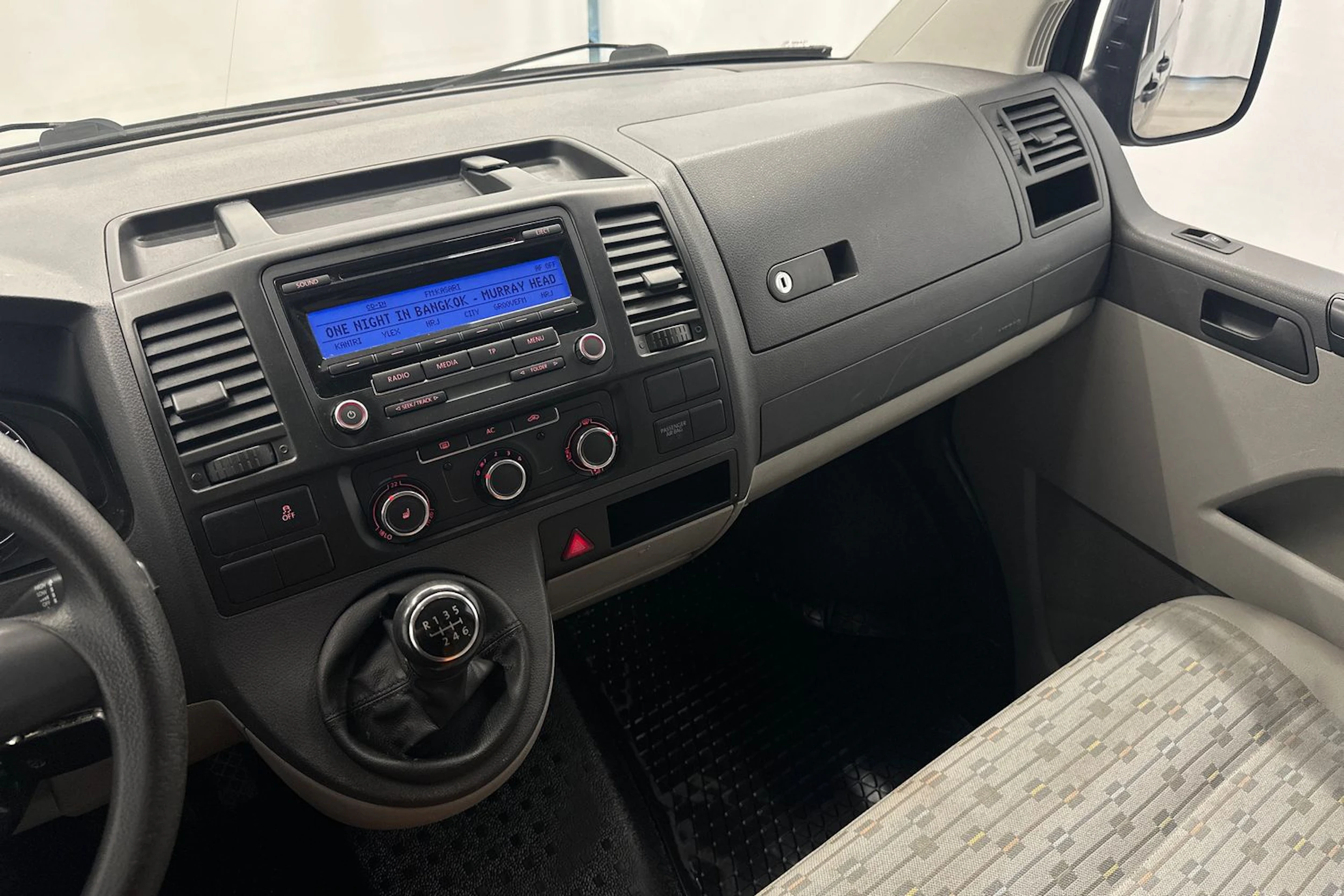 musta Volkswagen Transporter 2010 kuva 12.
