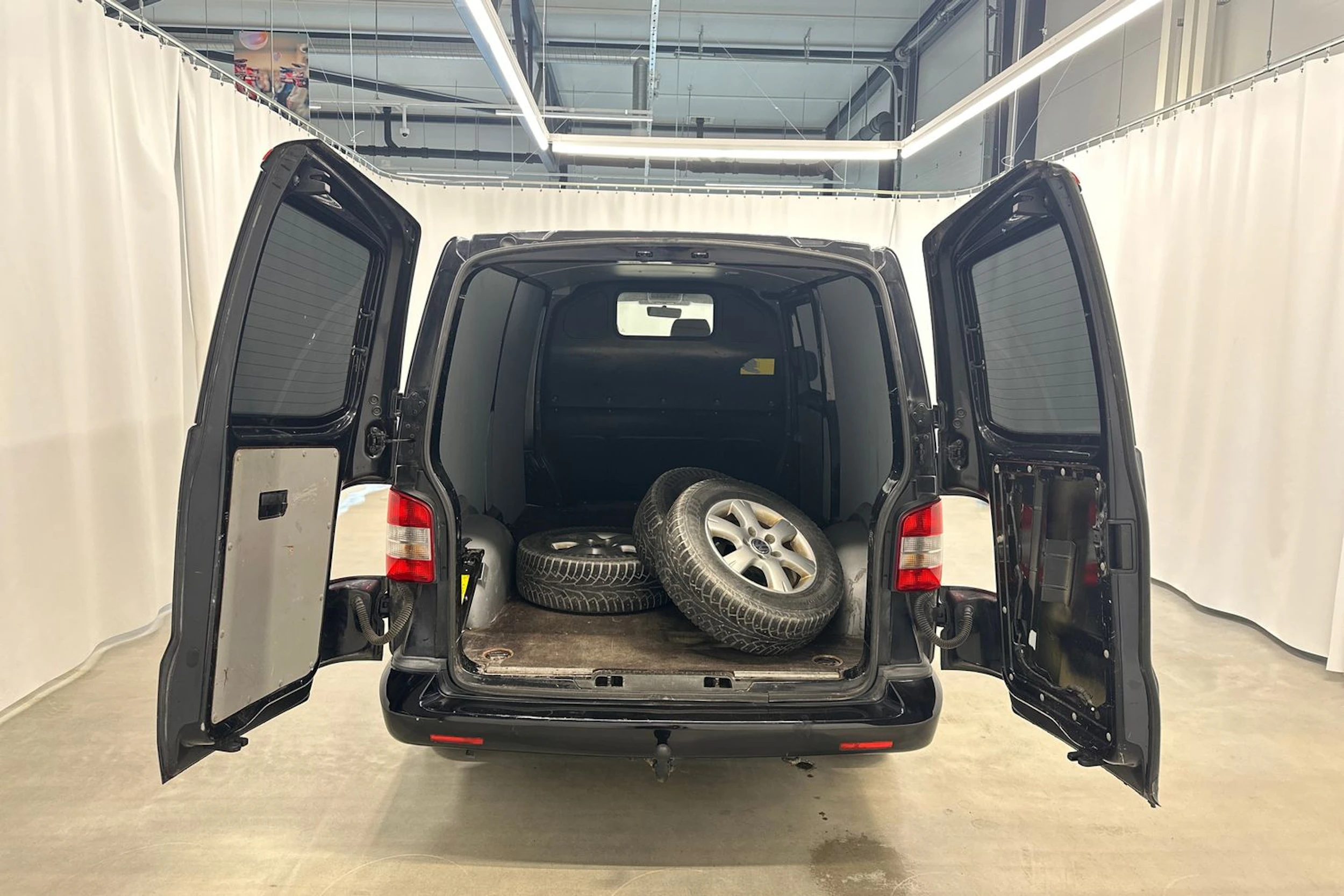 musta Volkswagen Transporter 2010 kuva 21.