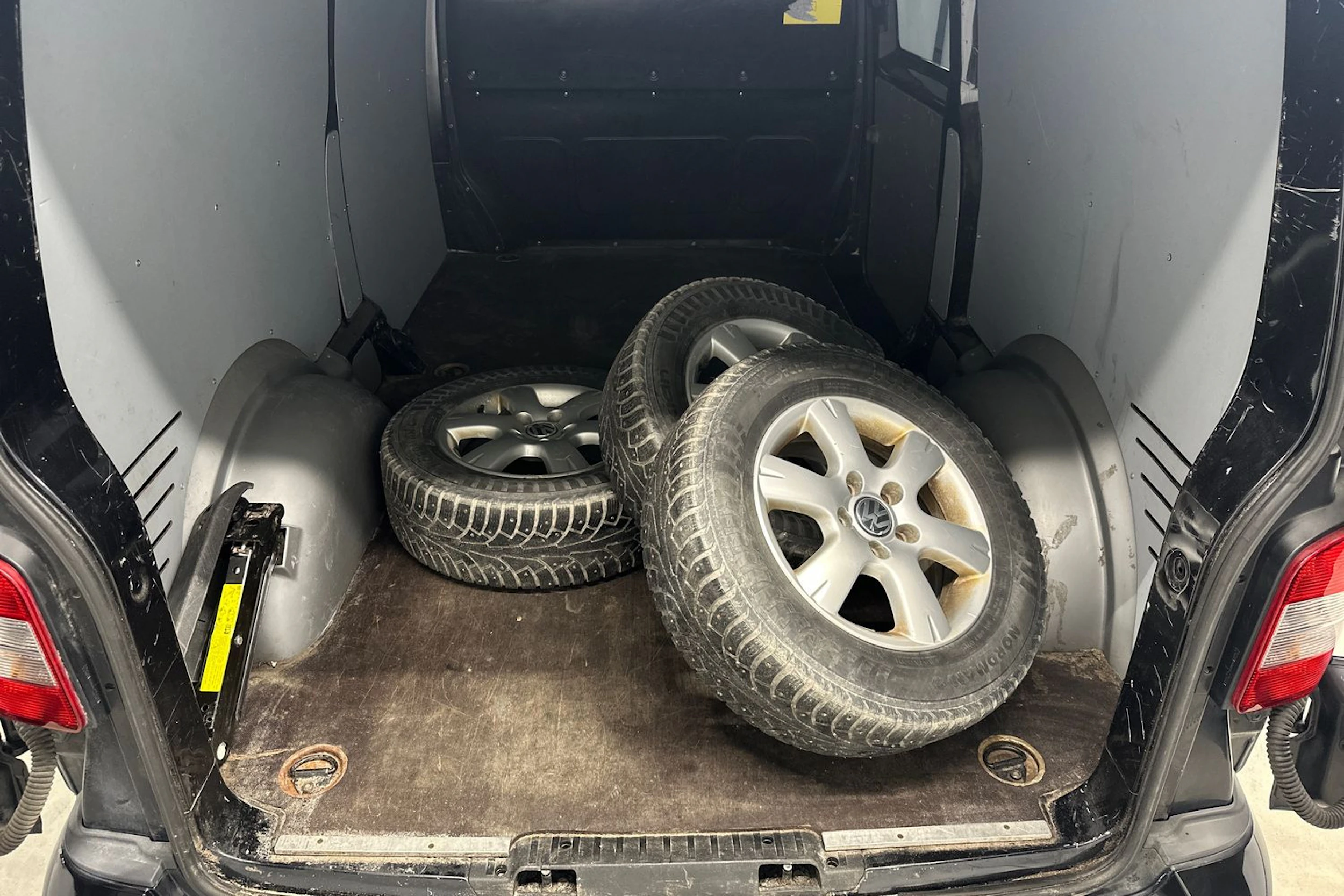 musta Volkswagen Transporter 2010 kuva 22.