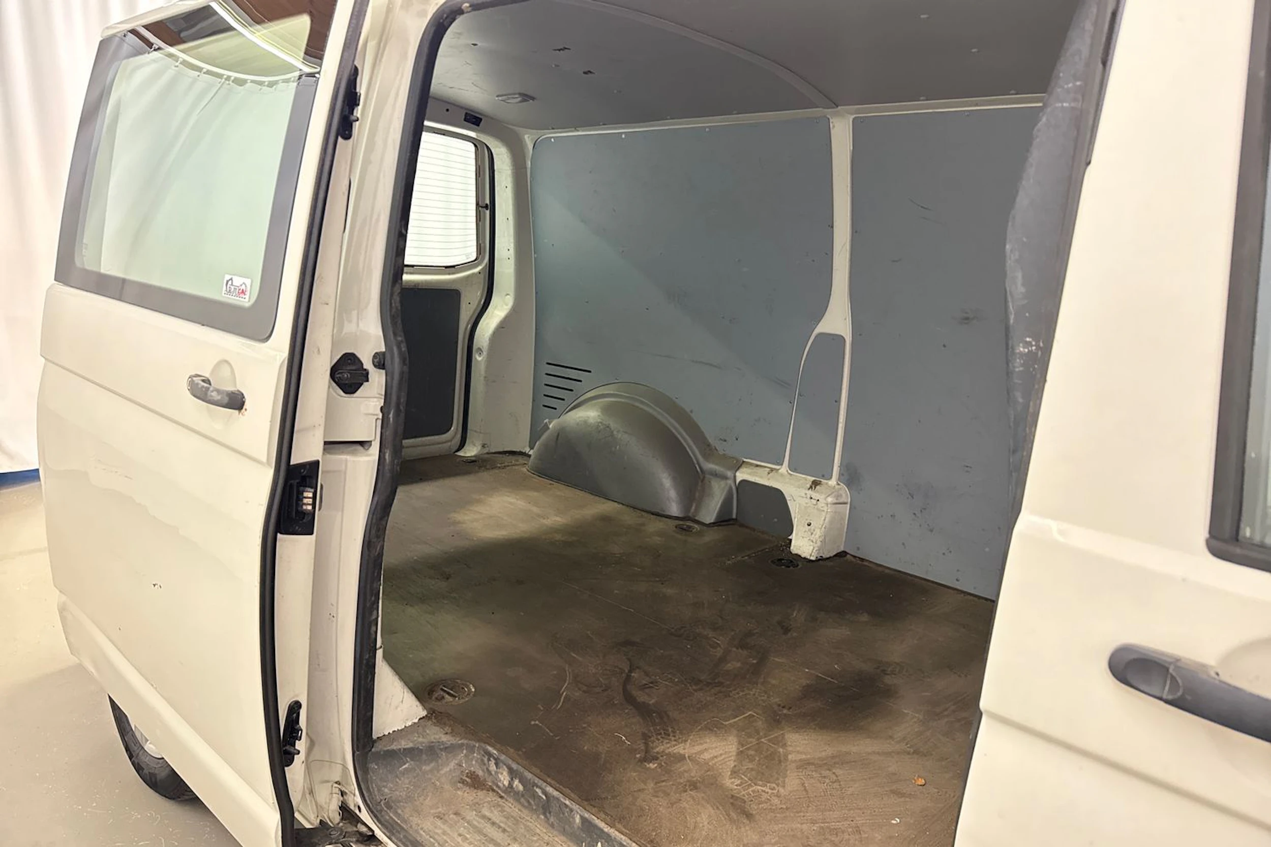 valkoinen Volkswagen Transporter 2010 kuva 19.