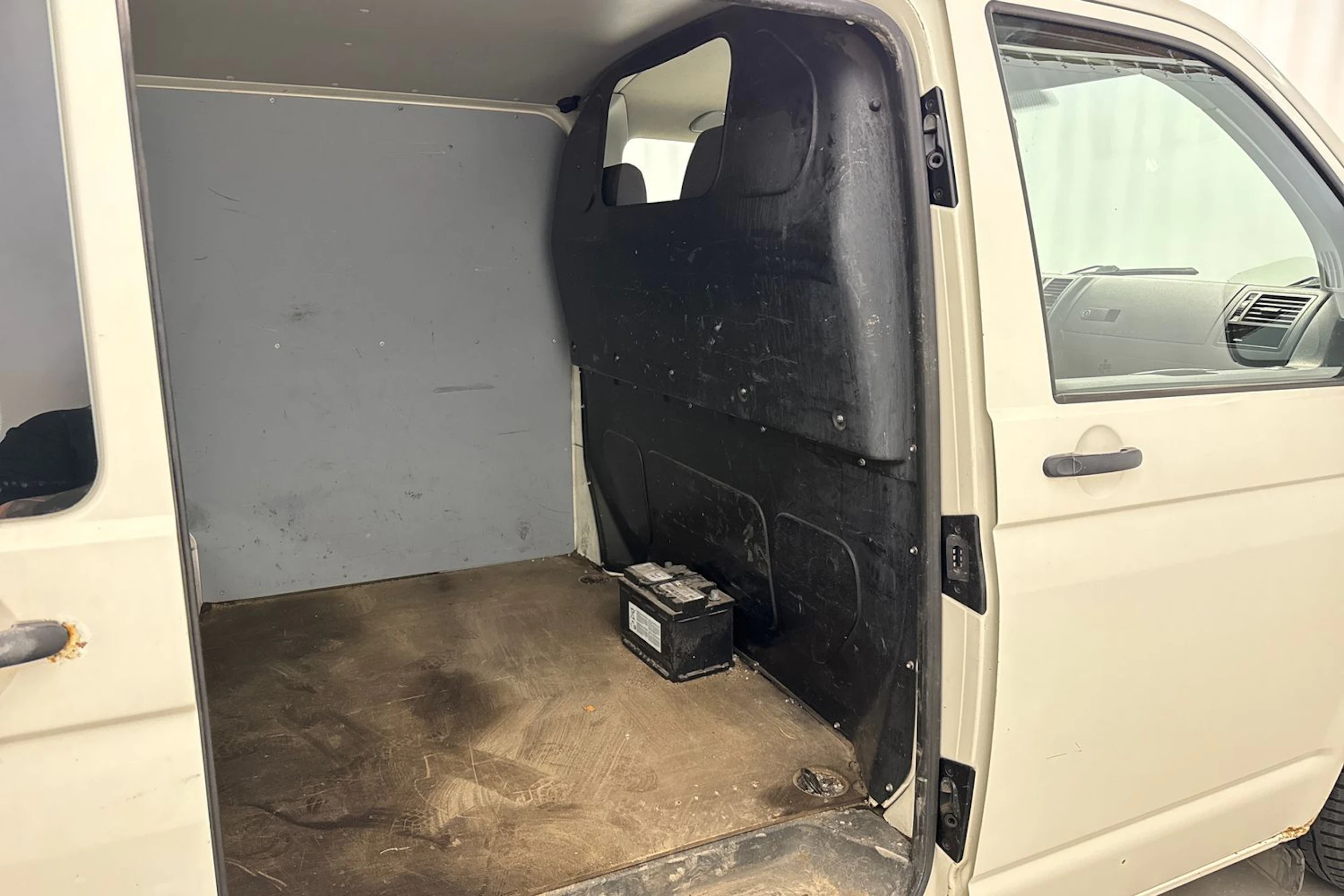 valkoinen Volkswagen Transporter 2010 kuva 20.