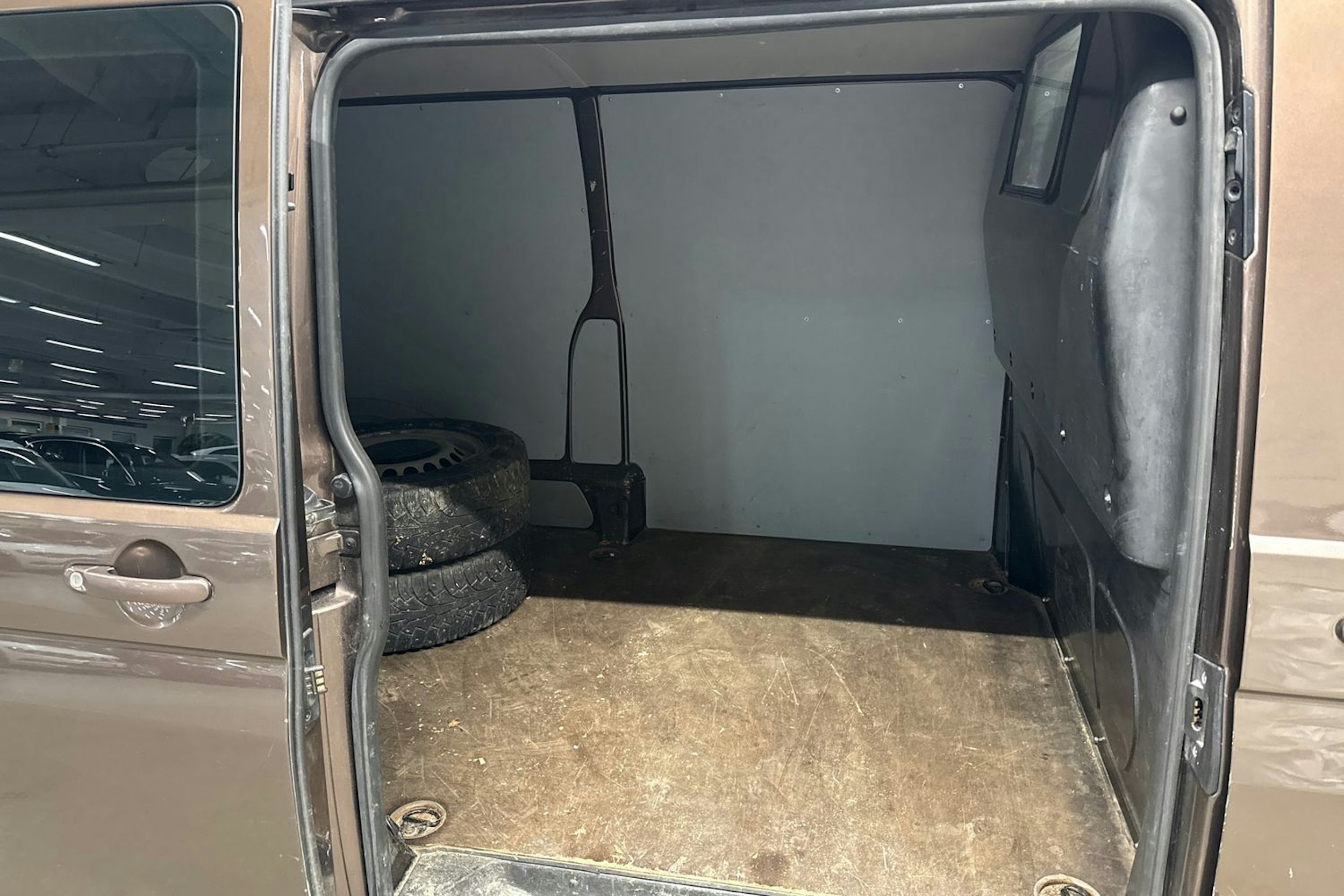 ruskea (beige) Volkswagen Transporter 2010 kuva 10.