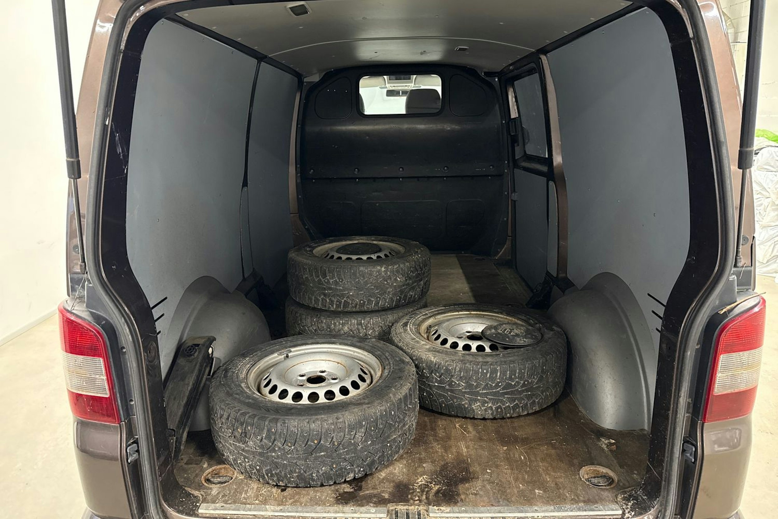 ruskea (beige) Volkswagen Transporter 2010 kuva 11.