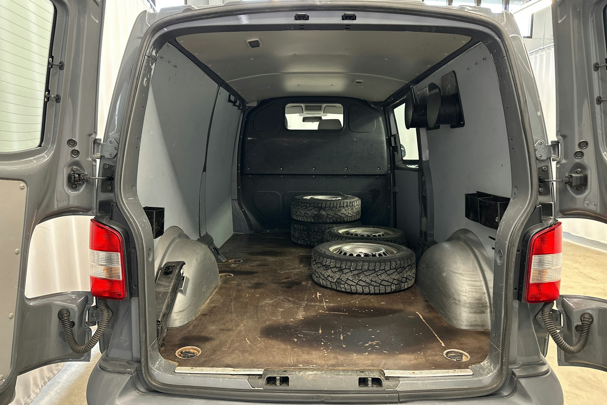 harmaa Volkswagen Transporter 2010 kuva 13.