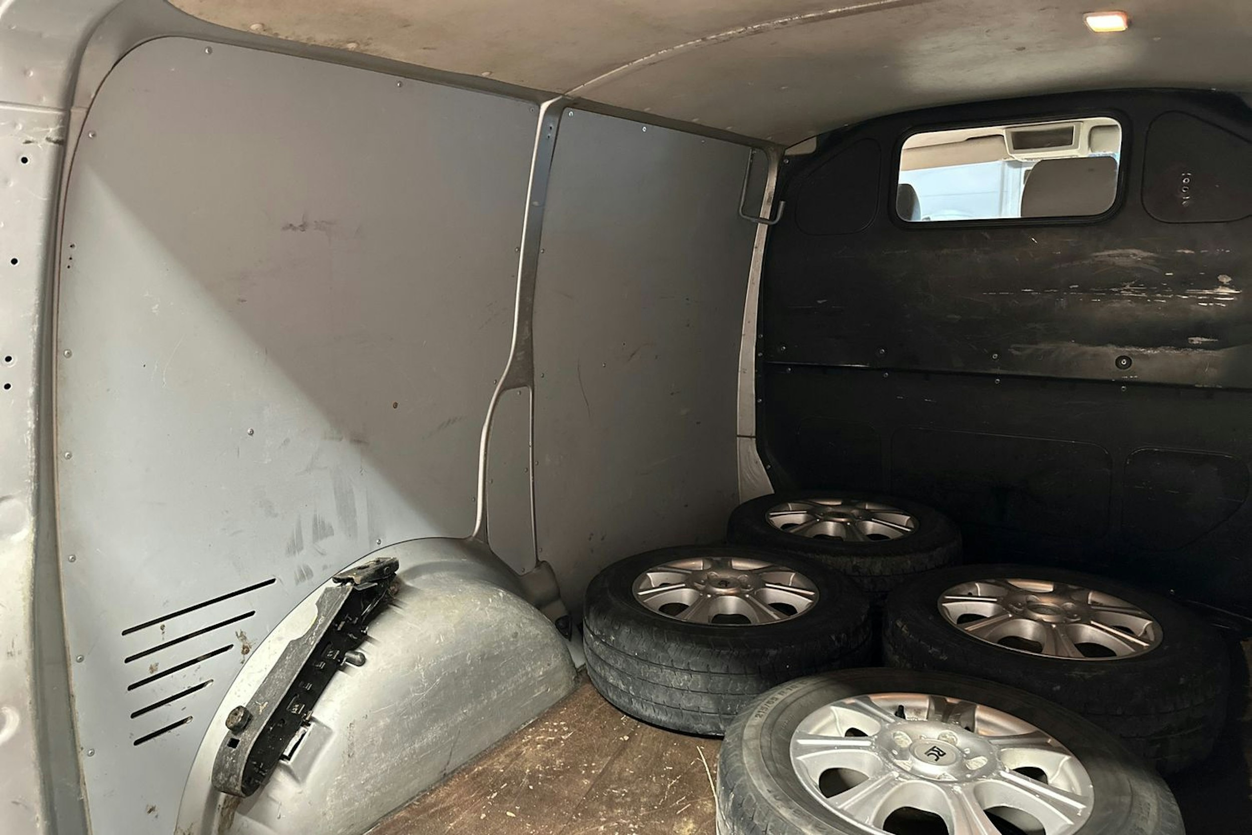 harmaa Volkswagen Transporter 2010 kuva 21.