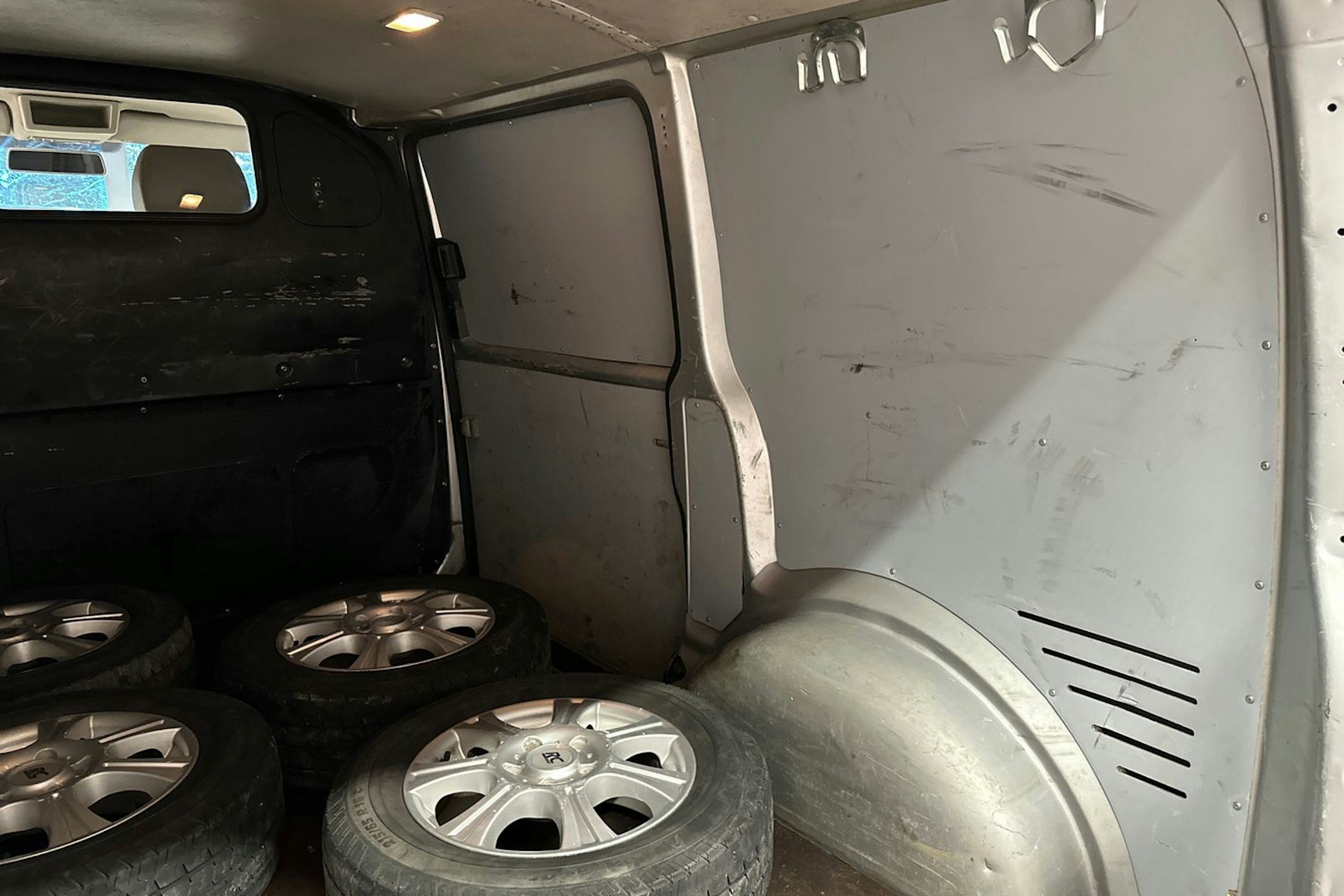 harmaa Volkswagen Transporter 2010 kuva 22.