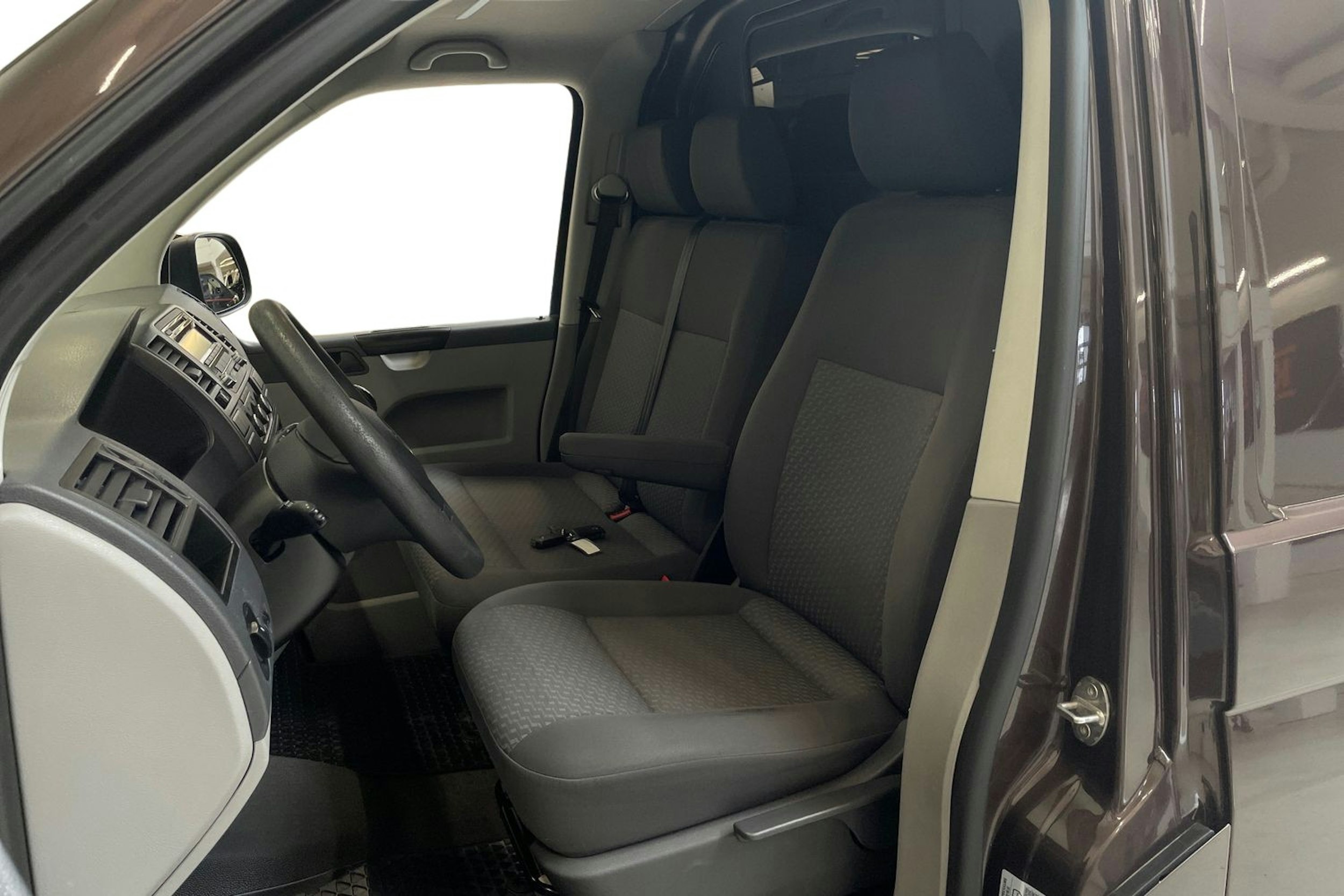ruskea (beige) Volkswagen Transporter 2010 kuva 7.
