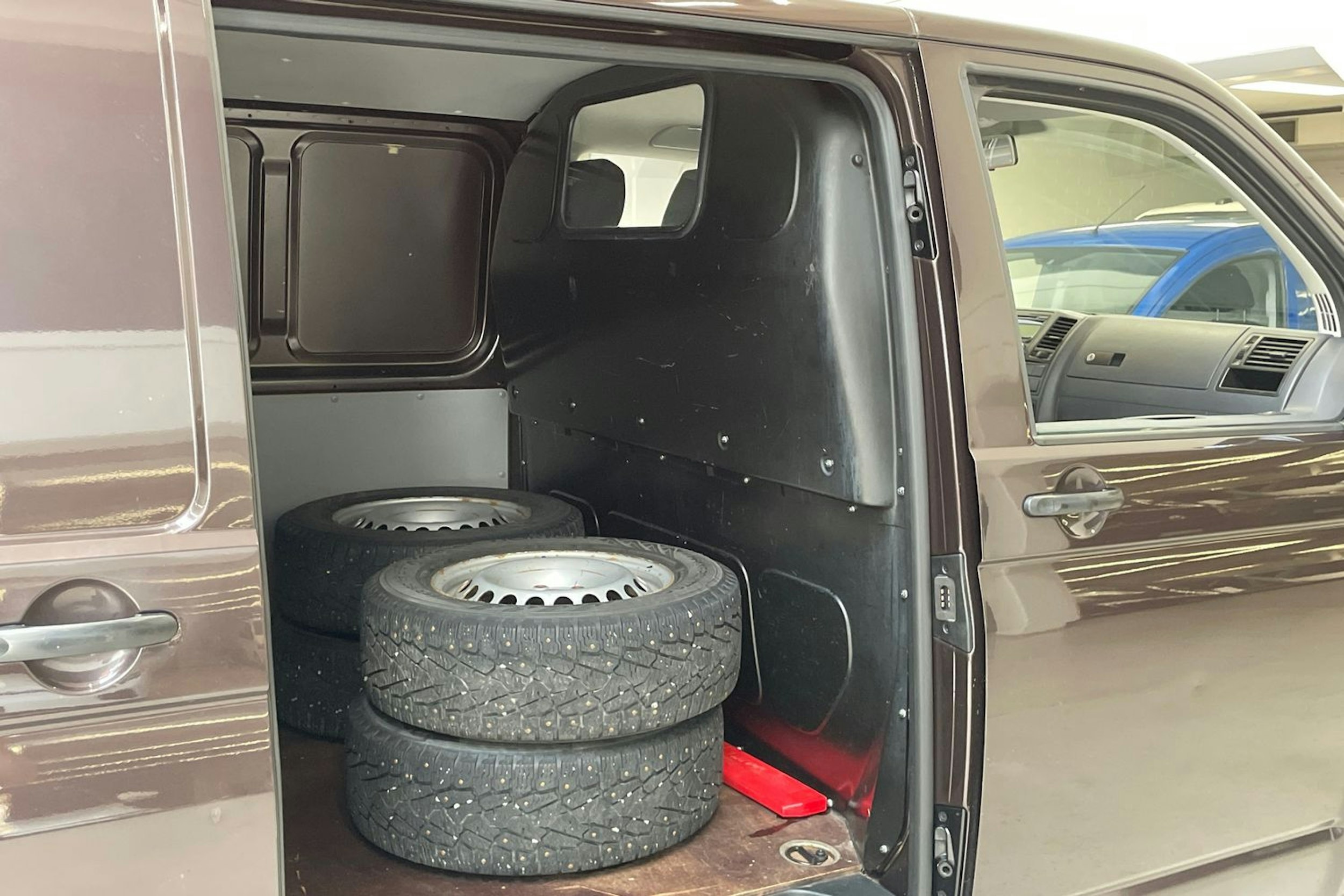 ruskea (beige) Volkswagen Transporter 2010 kuva 13.