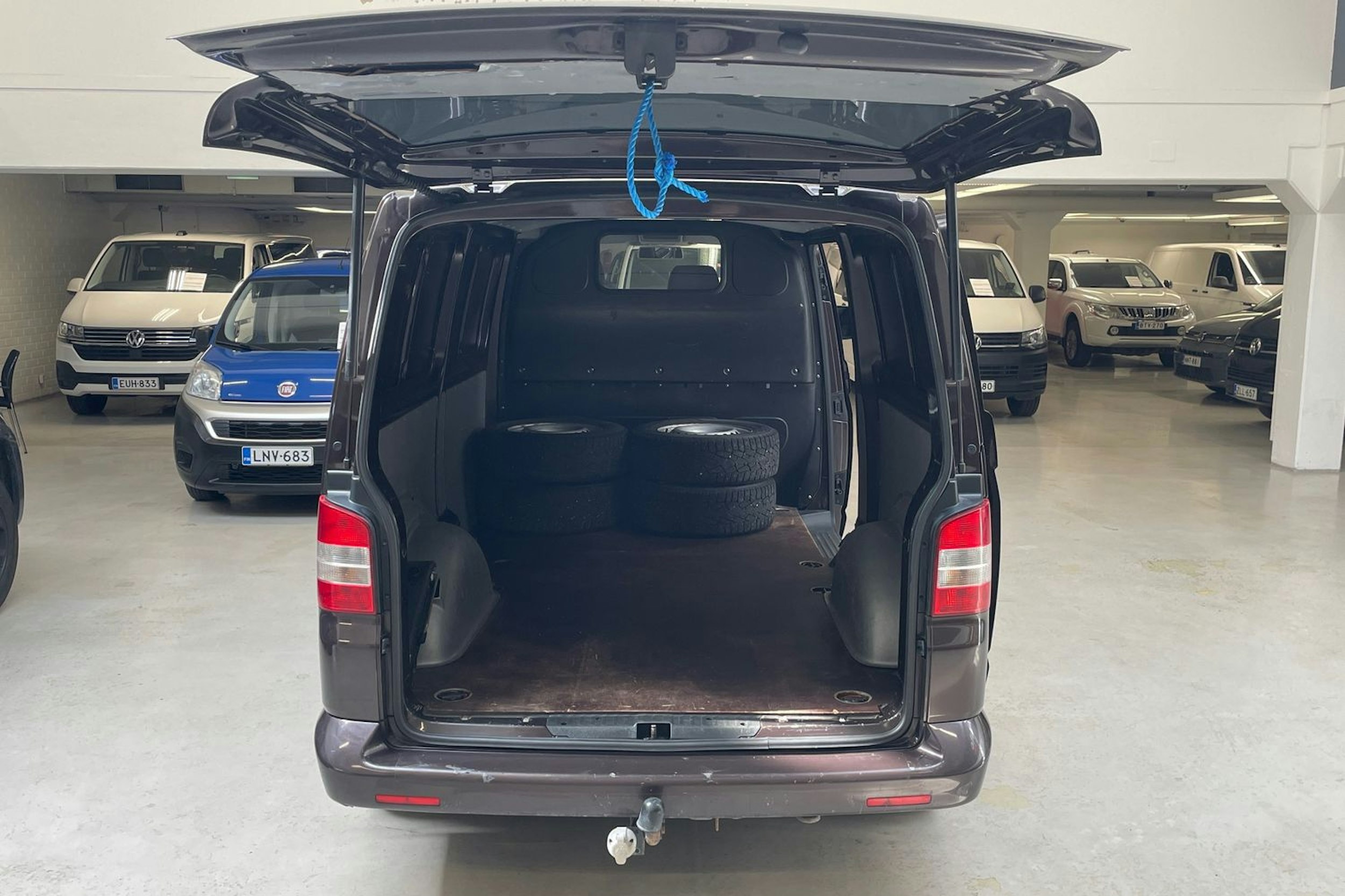 ruskea (beige) Volkswagen Transporter 2010 kuva 14.