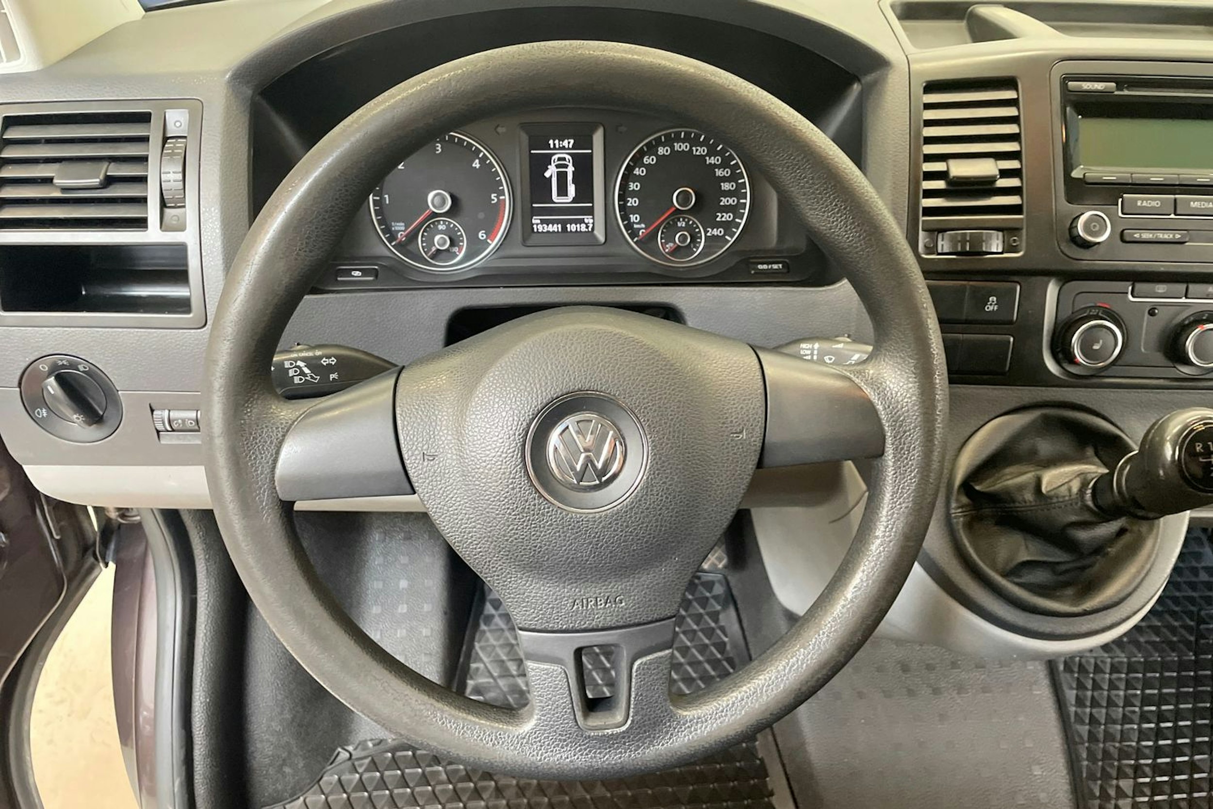 ruskea (beige) Volkswagen Transporter 2010 kuva 16.