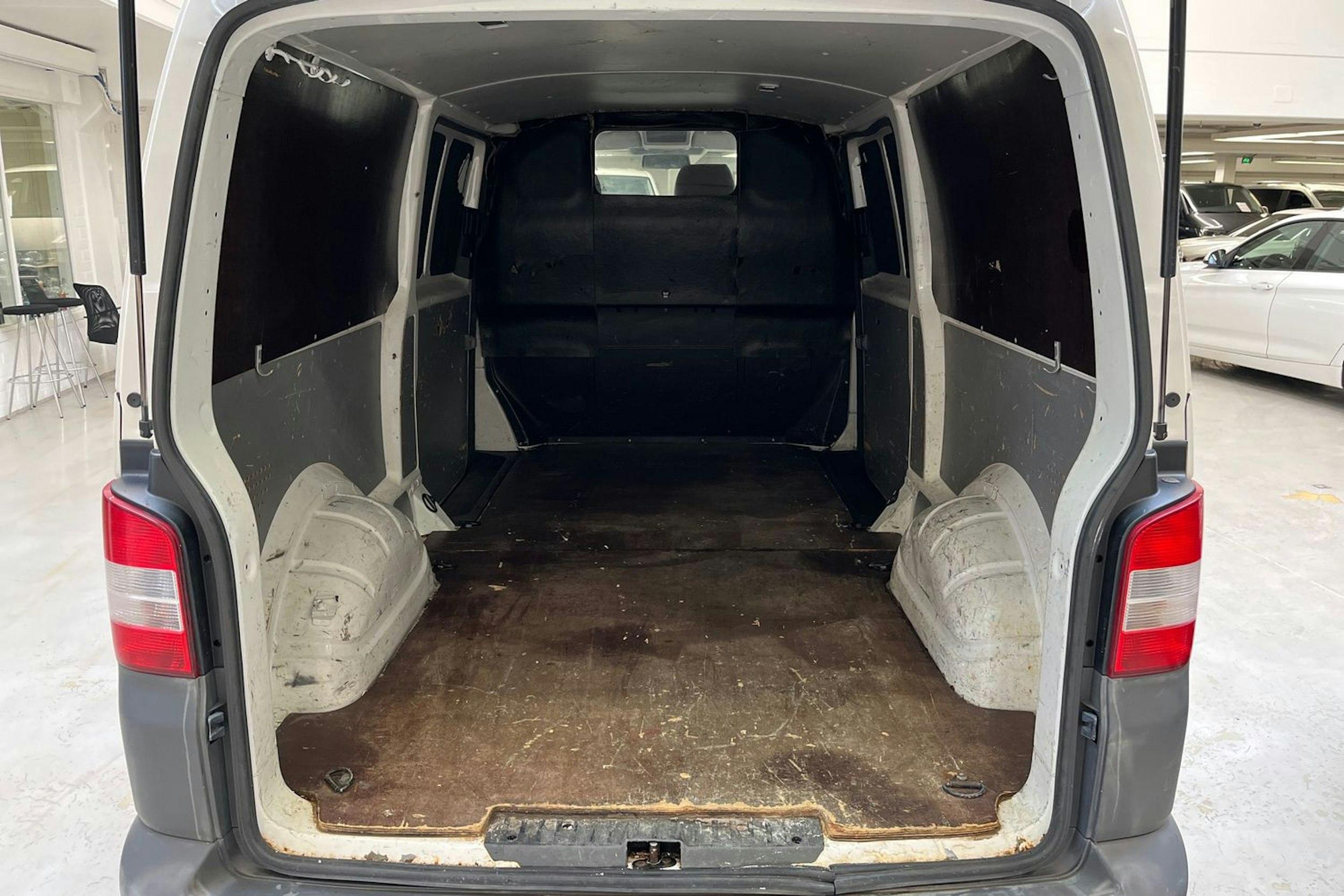 valkoinen Volkswagen Transporter 2010 kuva 11.