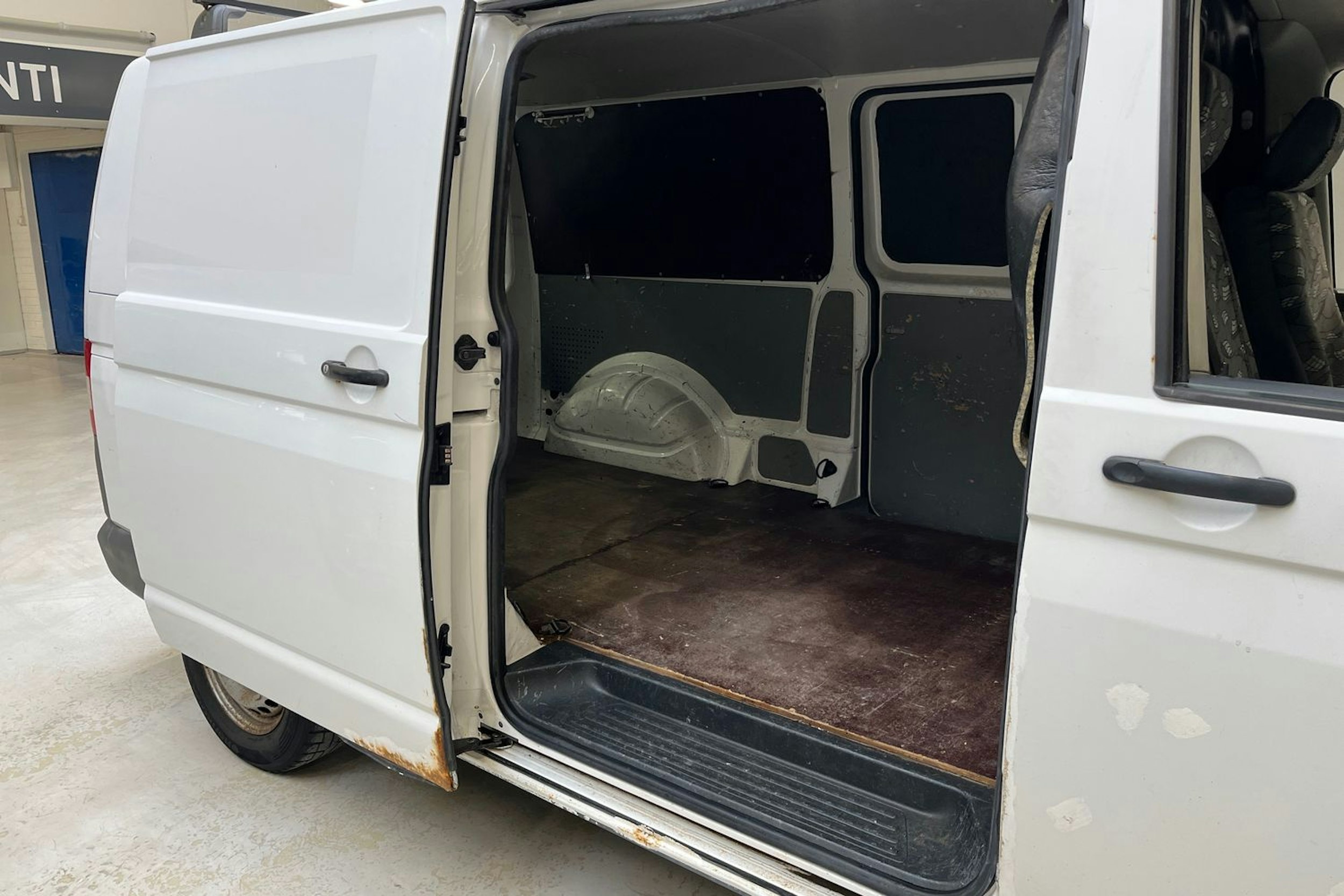 valkoinen Volkswagen Transporter 2010 kuva 12.