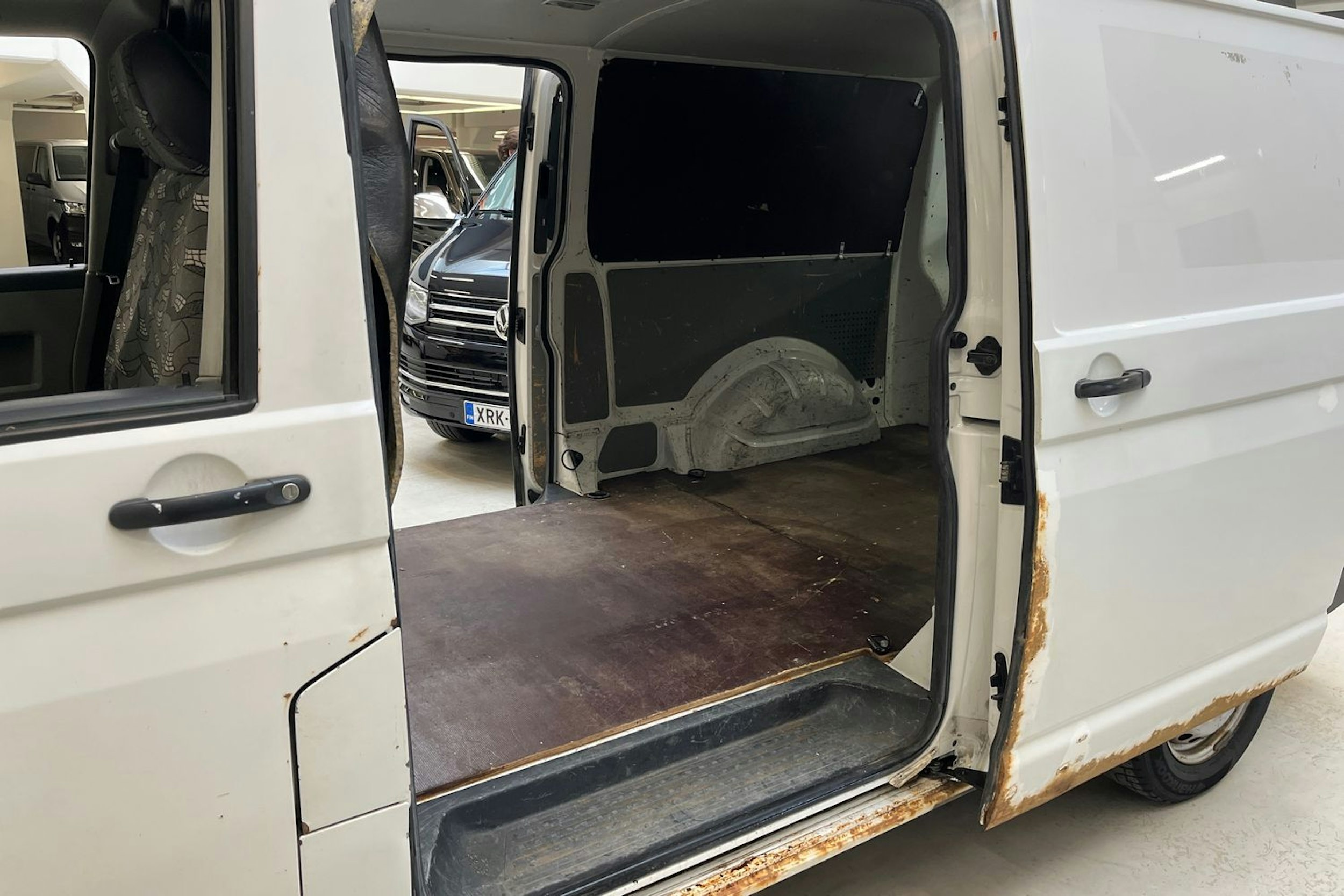 valkoinen Volkswagen Transporter 2010 kuva 13.