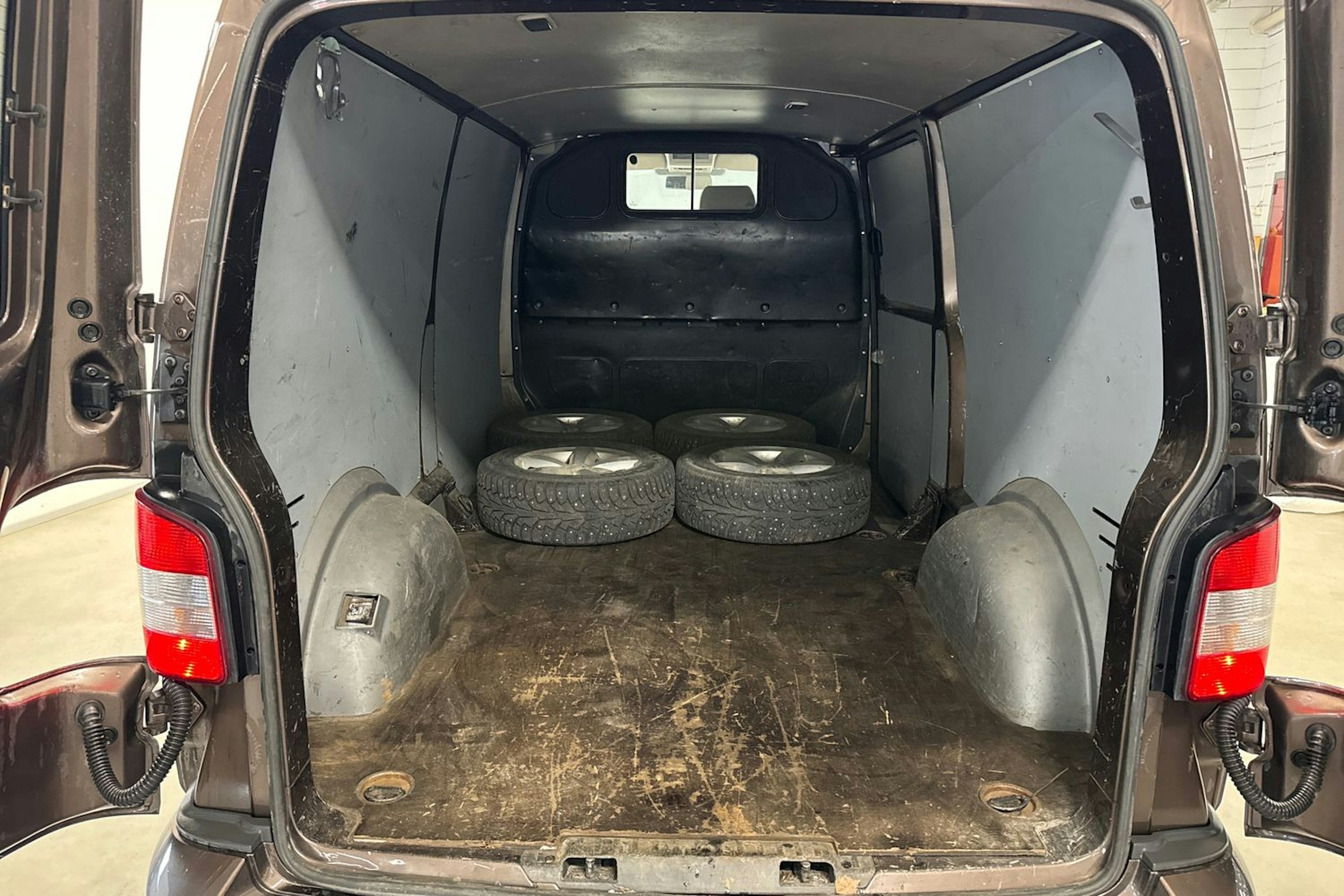 ruskea (beige) Volkswagen Transporter 2010 kuva 14.